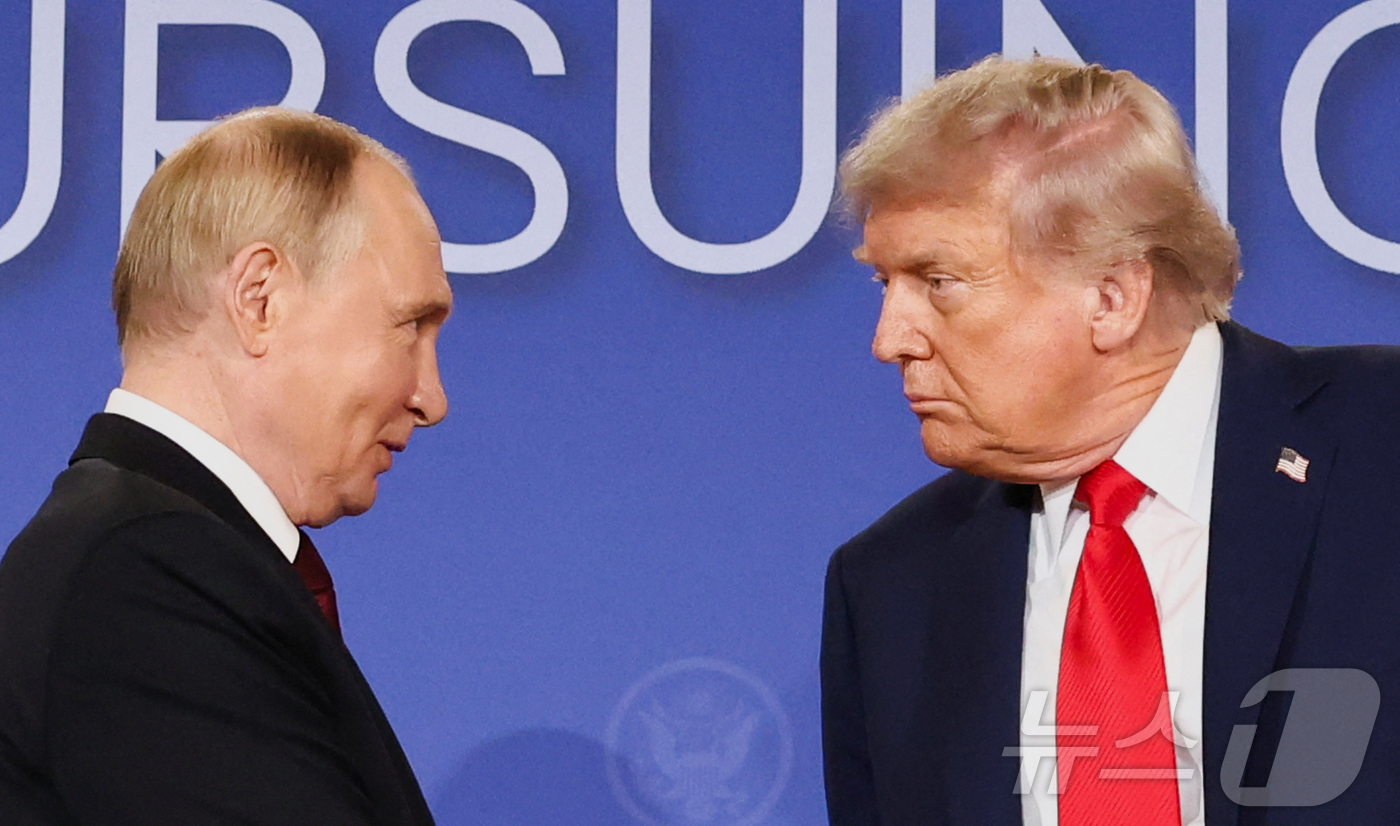 (앵커리지 로이터=뉴스1) = 도널드 트럼프 미국 대통령과 블라디미르 푸틴 러시아 대통령이 15일(현지시간) 알래스카 앵커리지의 엘멘도르프-리처드슨 합동 기지에서 열린 우크라이나 …