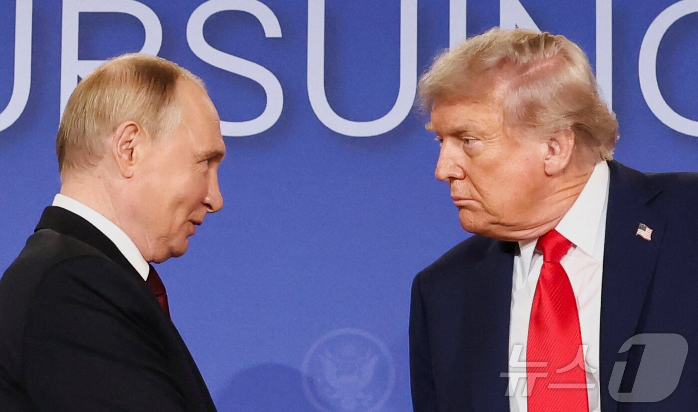 본문 이미지 - 도널드 트럼프 미국 대통령과 블라디미르 푸틴 러시아 대통령이 지난 15일&#40;현지시간&#41; 알래스카 앵커리지의 엘멘도르프-리처드슨 합동 기지에서 열린 우크라이나 전쟁 종식 협상을 위한 정상회담 공동 기자회견에서 서로 마주보고 있다. 2025.8.15 ⓒ 로이터=뉴스1