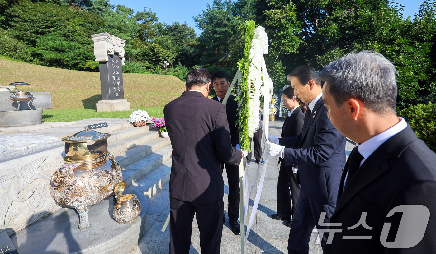 (서울=뉴스1) 김명섭 기자 = 권오을 국가보훈부 장관이 지난 15일  서울시 동작구 국립서울현충원에서 열린 육영수여사 제51주기 추모식계기 육영수여사 묘역에 헌화 및 분향을 하고 …