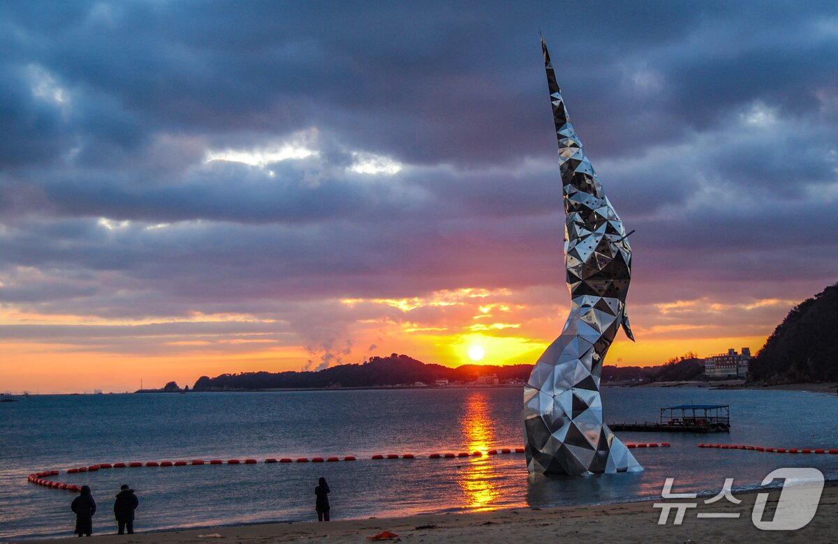 본문 이미지 - 당진 왜목마을 일몰 모습(당진시 제공. 재판매 및 DB금지)2025.8.16/뉴스1