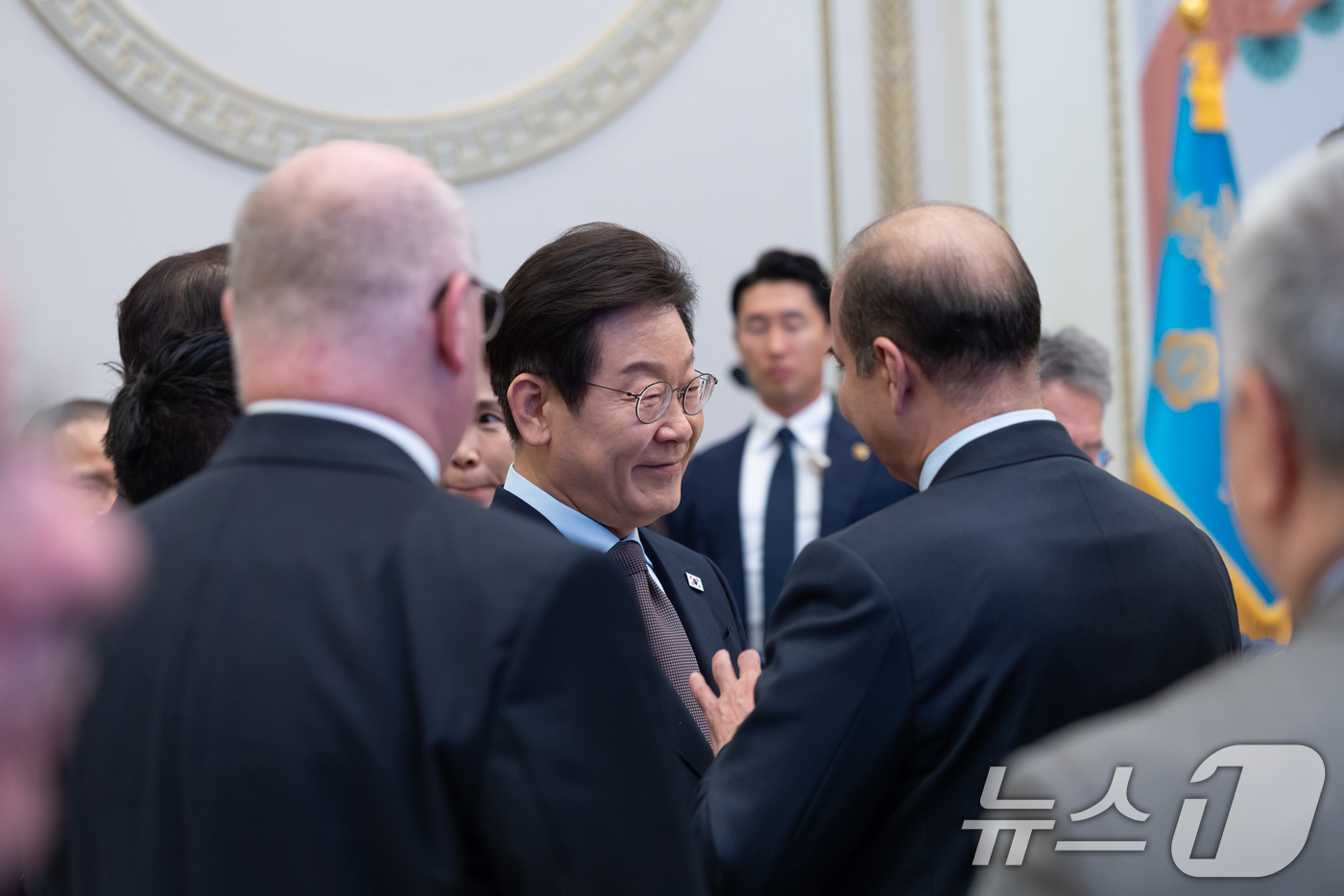 (서울=뉴스1) 이재명 기자 = 이재명 대통령이 지난 15일 청와대 영빈관에서 열린 '대통령의 초대, 주한외교단 만찬'에서 참석자들과 대화를 하고 있다. (대통령실 제공. 재판매 …