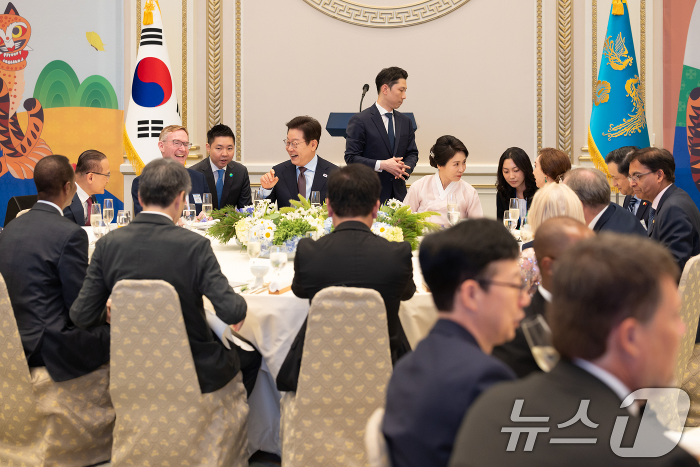 (서울=뉴스1) 이재명 기자 = 이재명 대통령이 지난 15일 청와대 영빈관에서 열린 '대통령의 초대, 주한외교단 만찬'에서 참석자들과 대화를 하고 있다. (대통령실 제공. 재판매 …