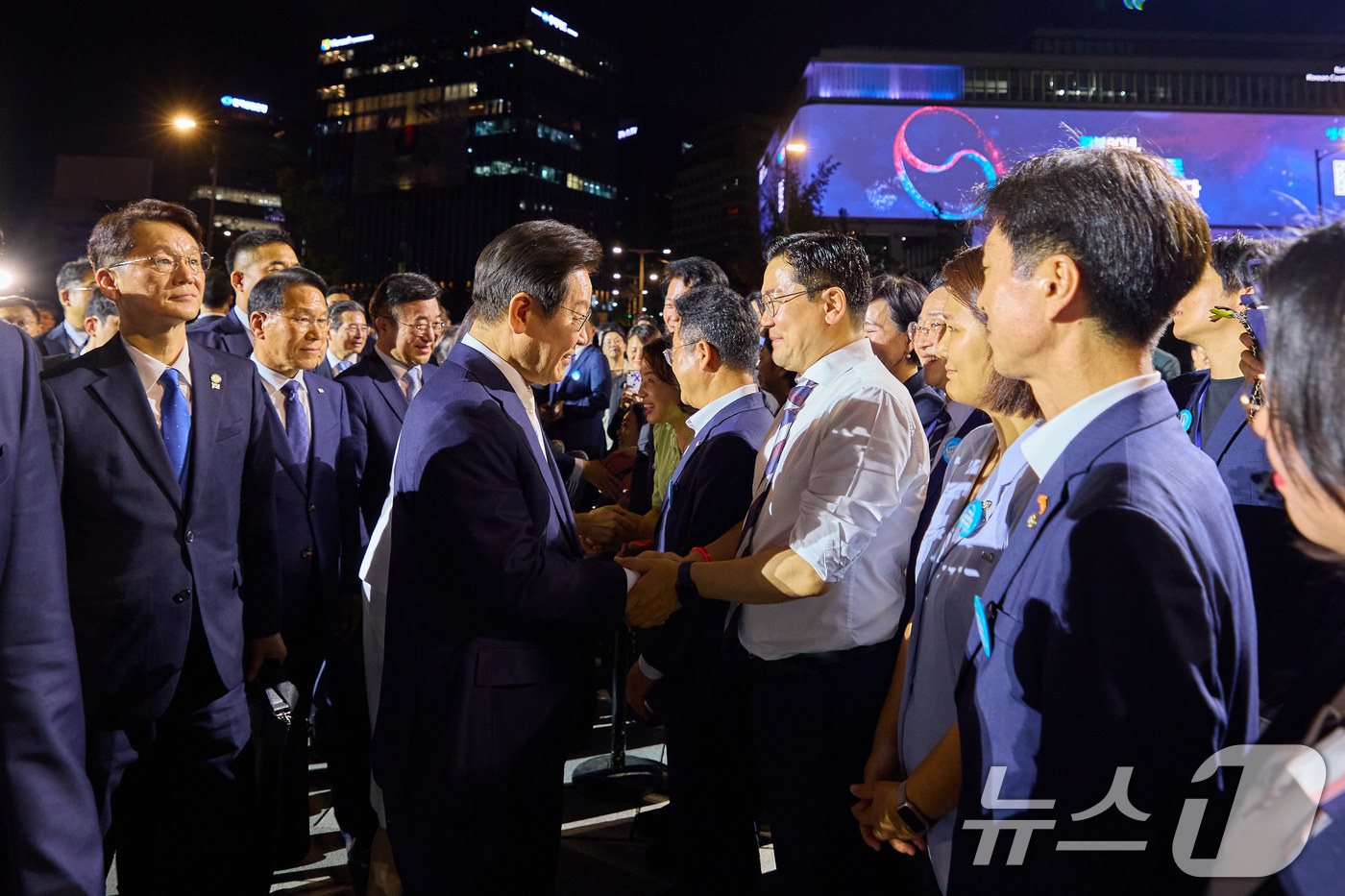 (서울=뉴스1) 이재명 기자 = 이재명 대통령이 지난 15일 서울 세종대로 광화문광장에서 열린 '광복 80년, 국민 주권으로 미래를 세우다' 제21대 대통령 국민 임명식에서 박찬대 …