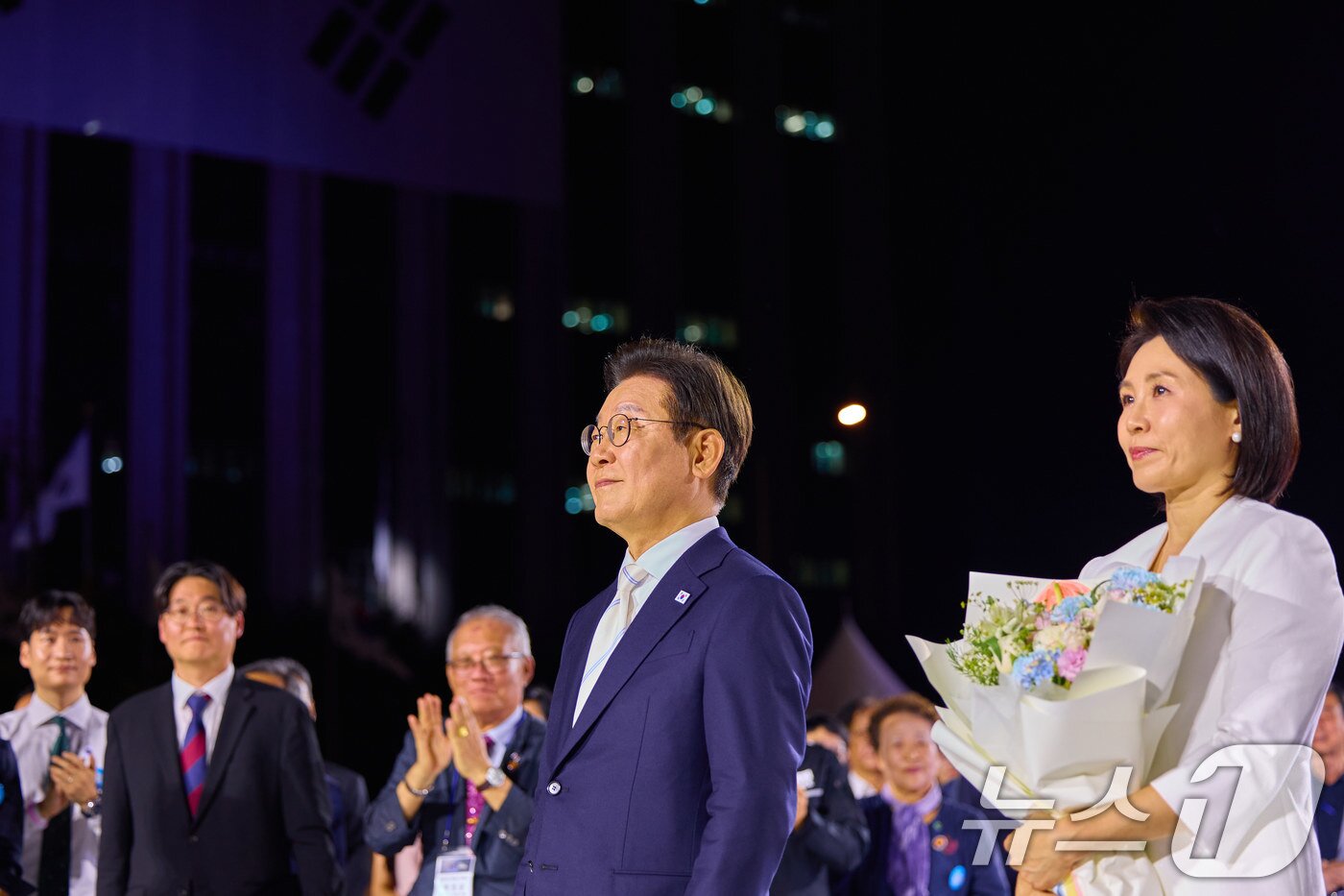 본문 이미지 - 이재명 대통령과 부인 김혜경 여사가 지난 15일 서울 세종대로 광화문광장에서 열린 &#39;광복 80년, 국민 주권으로 미래를 세우다&#39; 제21대 대통령 국민 임명식에 참석해 있다. &#40;대통령실 제공. 재판매 및 DB금지&#41; 2025.8.16/뉴스1 ⓒ News1 이재명 기자