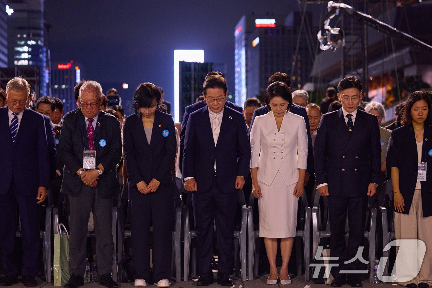 본문 이미지 - 이재명 대통령과 부인 김혜경 여사가 지난 15일 서울 세종대로 광화문광장에서 열린 &#39;광복 80년, 국민 주권으로 미래를 세우다&#39; 제21대 대통령 국민 임명식에서 묵념을 하고 있다. &#40;대통령실 제공. 재판매 및 DB금지&#41; 2025.8.16/뉴스1 ⓒ News1 이재명 기자