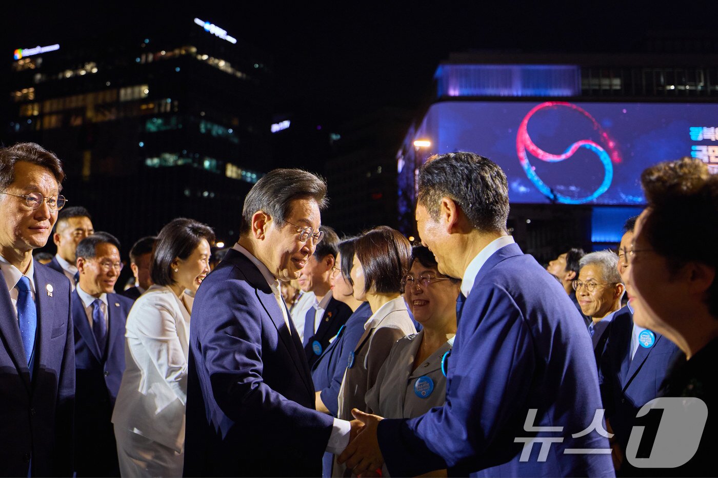 본문 이미지 - 이재명 대통령이 지난 15일 서울 세종대로 광화문광장에서 열린 &#39;광복 80년, 국민 주권으로 미래를 세우다&#39; 제21대 대통령 국민 임명식에서 정청래 더불어민주당 대표와 인사를 하고 있다. &#40;대통령실 제공. 재판매 및 DB금지&#41; 2025.8.16/뉴스1 ⓒ News1 이재명 기자