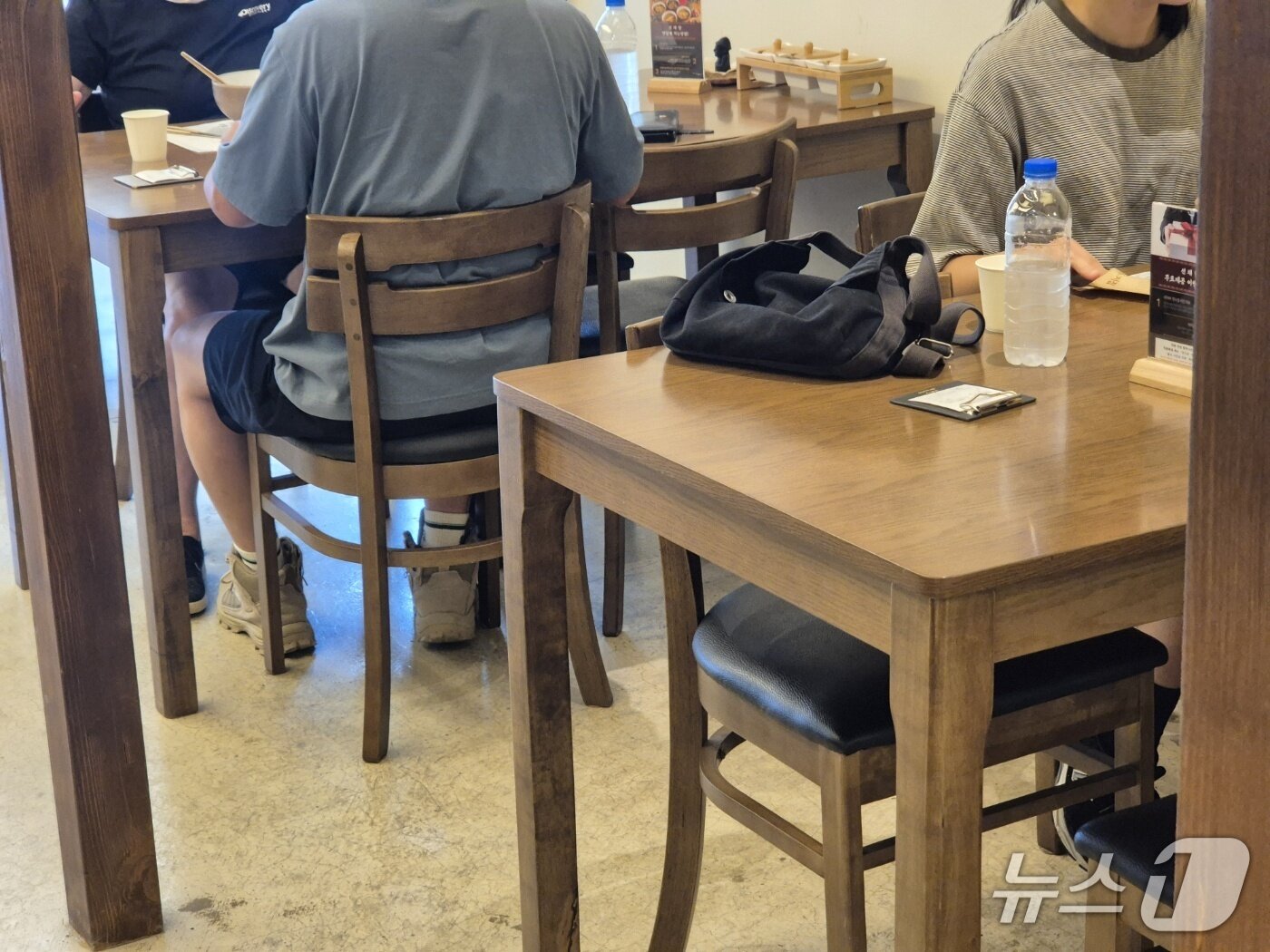 본문 이미지 - 16일 점심시간 강원 강릉 임당동의 한 식당 손님상에 500mL생수가 제공된 모습. 이 식당은 수돗물을 정수해 쓰는 정수기 사용을 중단했다. 2025.8.16/뉴스1 윤왕근 기자