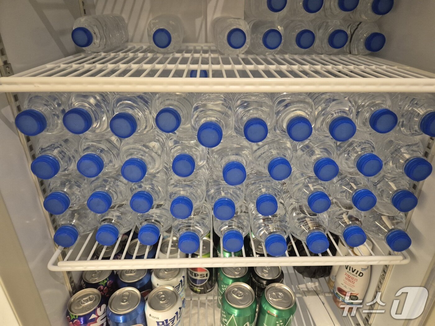 본문 이미지 - 16일 점심시간 강원 강릉 임당동의 한 식당 냉장고에 손님상에 나갈 생수가 가득 채워져 있다. 2025.8.16/뉴스1 윤왕근 기자