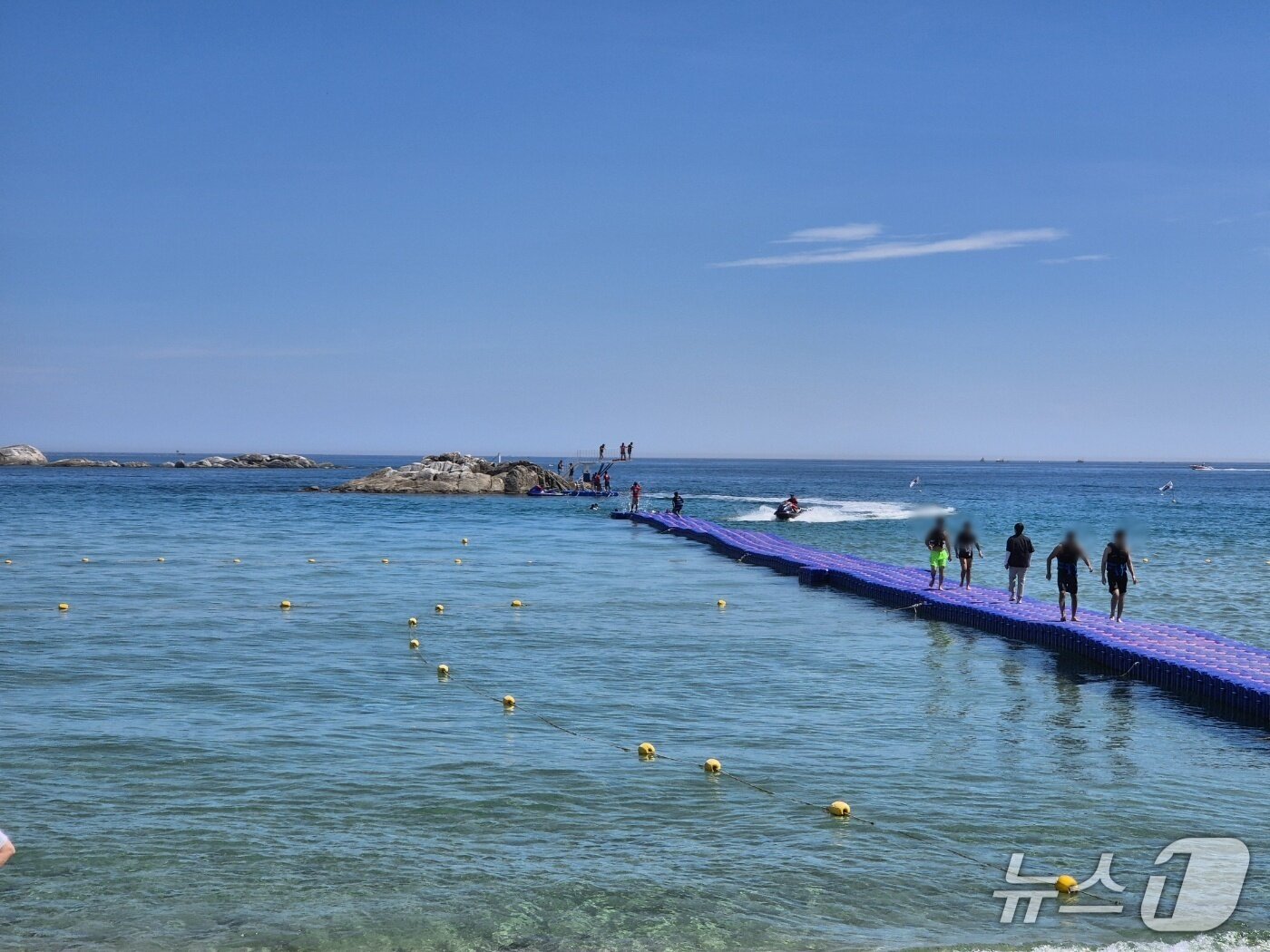 본문 이미지 - 주말인 16일 강원 강릉 경포해수욕장을 찾은 피서객들이 물놀이를 즐기고 있다, 2025.8.16/뉴스1 윤왕근 기자