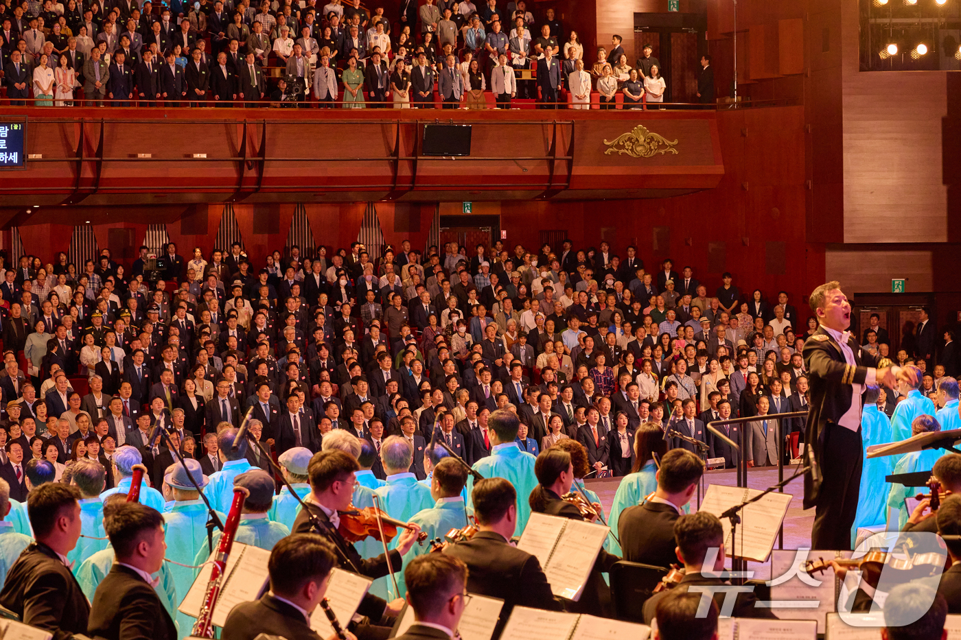 (서울=뉴스1) 허경 기자 = 이재명 대통령과 부인 김혜경 여사가 지난 15일 서울 종로구 세종문화회관에서 열린 제80주년 광복절 경축식에서 참석자들과 함께 애국가를 제창하고 있다 …