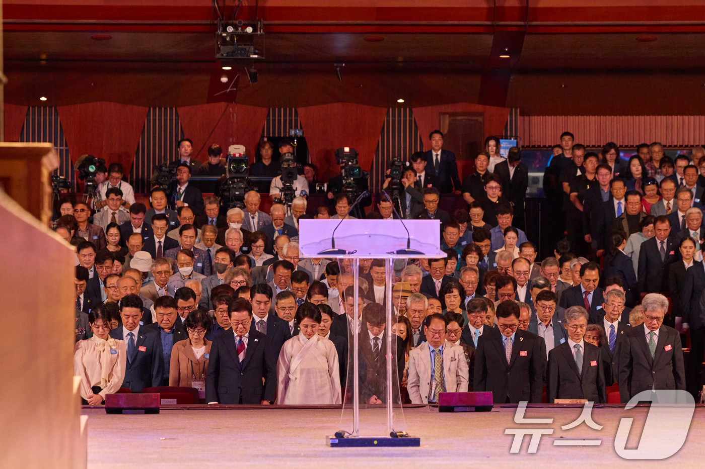 (서울=뉴스1) 허경 기자 = 이재명 대통령과 부인 김혜경 여사가 지난 15일 서울 종로구 세종문화회관에서 열린 제80주년 광복절 경축식에서 참석자들과 함께 순국 선열과 호국 영령 …