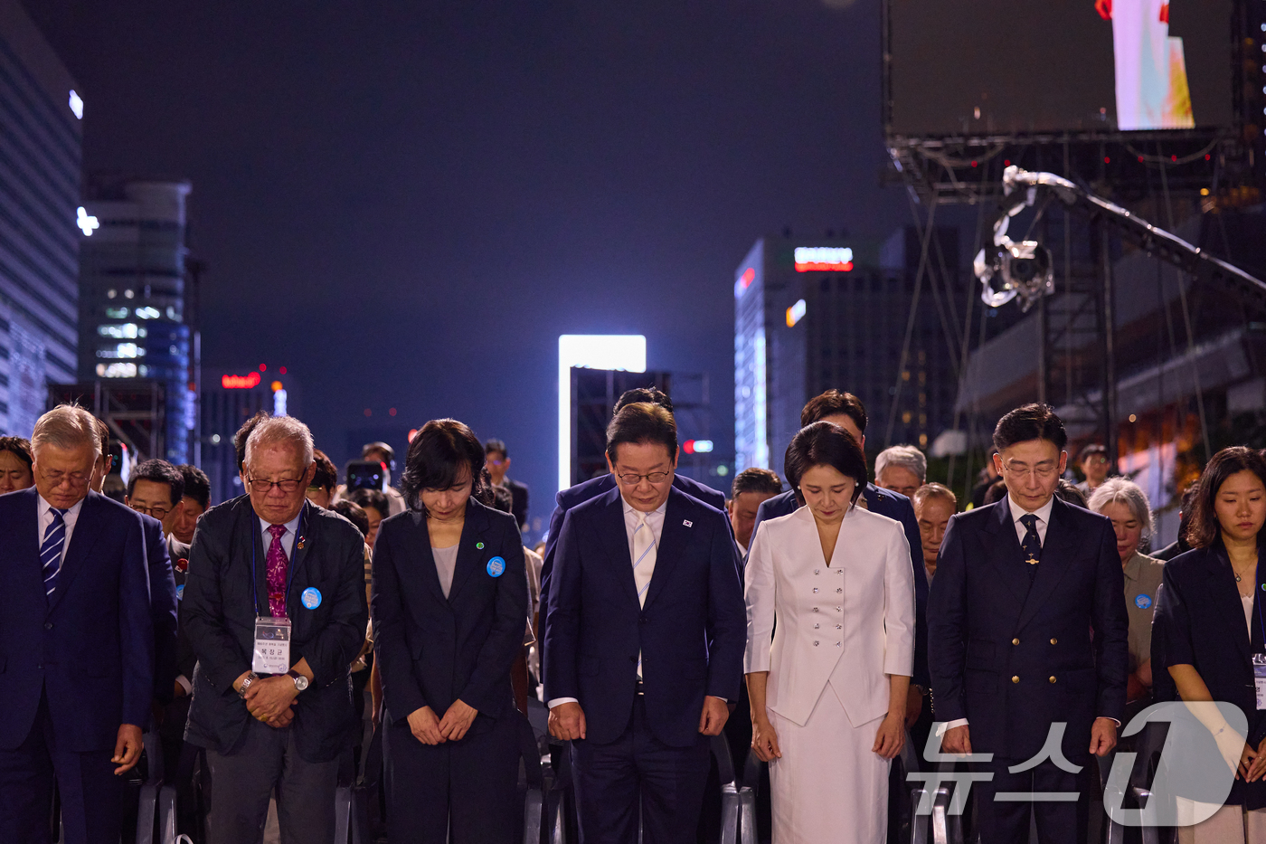 (서울=뉴스1) 허경 기자 = 이재명 대통령과 부인 김혜경 여사가 지난 15일 서울 세종대로 광화문광장에서 열린 '광복 80년, 국민 주권으로 미래를 세우다' 제21대 대통령 국민 …