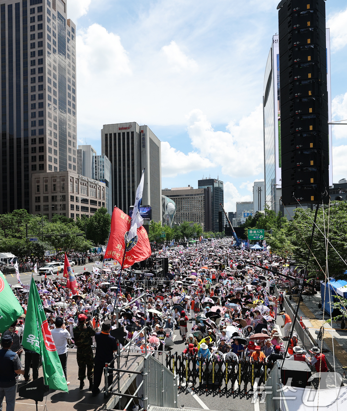 (서울=뉴스1) 오대일 기자 = 광복절 연휴 둘째 날인 16일 오후 서울 종로구 세종대로 일대에서 열린 대한민국바로세우기국민운동본부 주최 '광복 80주년 8.15 국가정상화를 위한 …