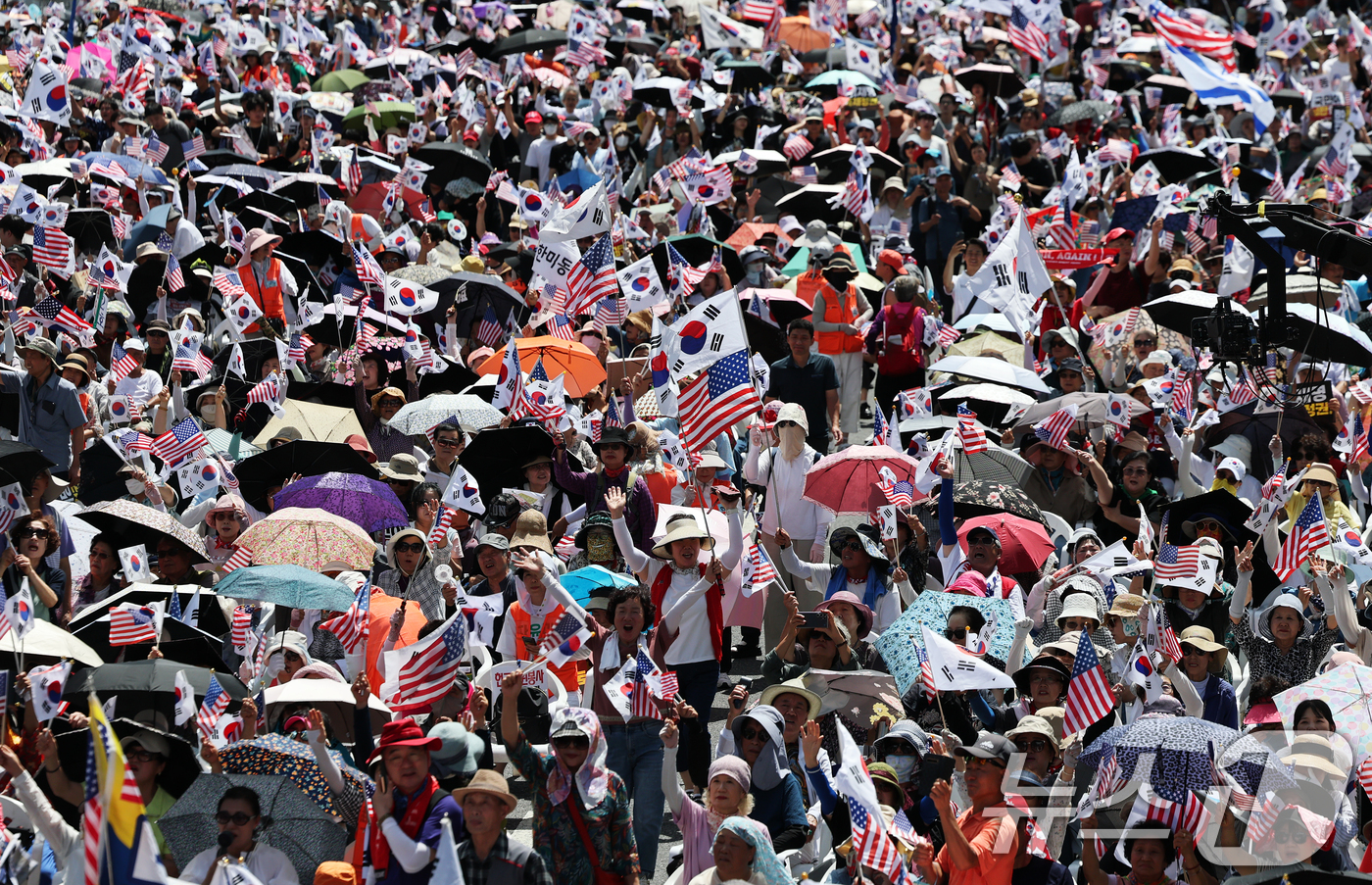 (서울=뉴스1) 오대일 기자 = 광복절 연휴 둘째 날인 16일 오후 서울 종로구 세종대로 일대에서 열린 대한민국바로세우기국민운동본부 주최 '광복 80주년 8.15 국가정상화를 위한 …