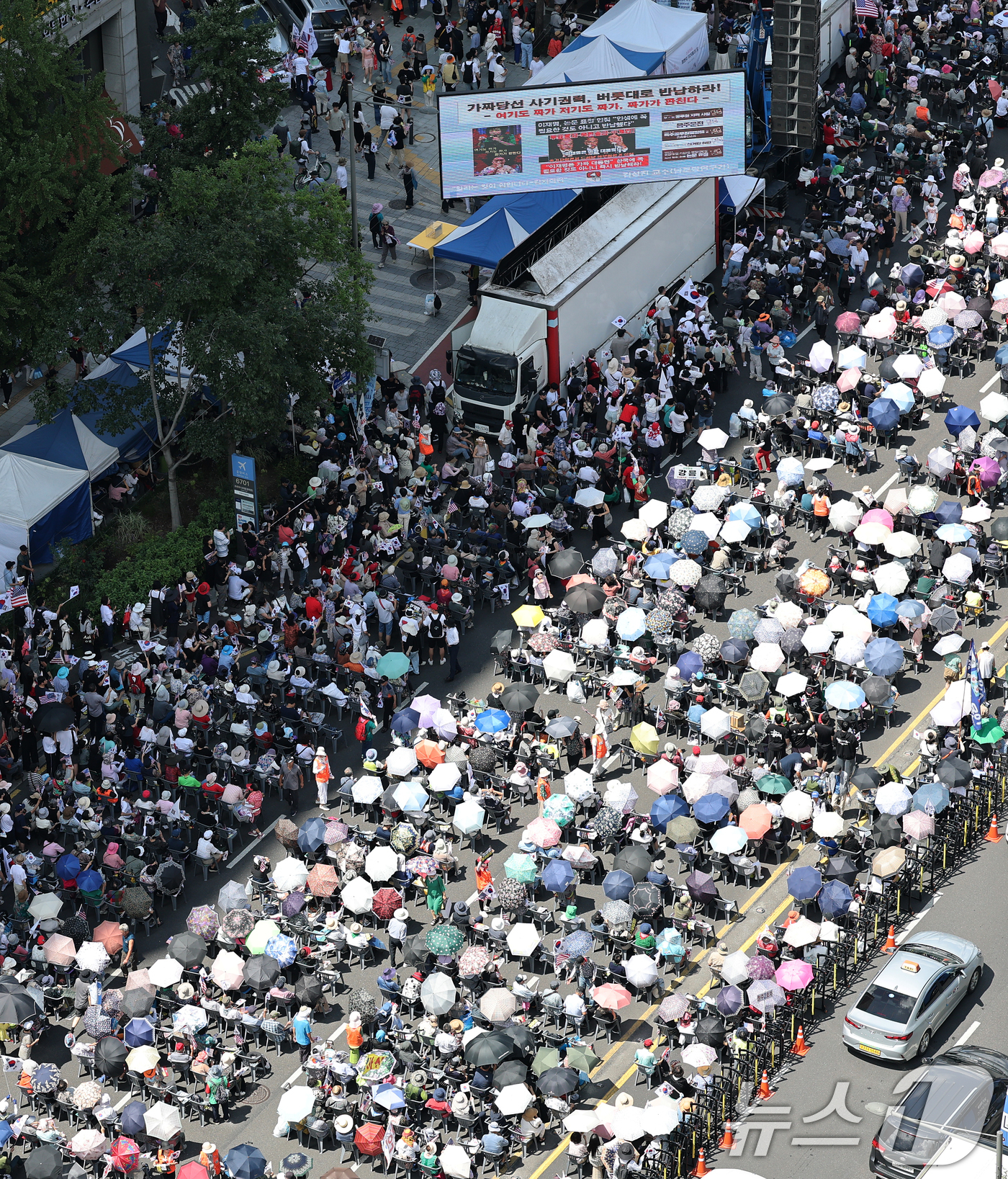 (서울=뉴스1) 오대일 기자 = 광복절 연휴 둘째 날인 16일 오후 서울 종로구 세종대로 일대에서 열린 대한민국바로세우기국민운동본부 주최 '광복 80주년 8.15 국가정상화를 위한 …