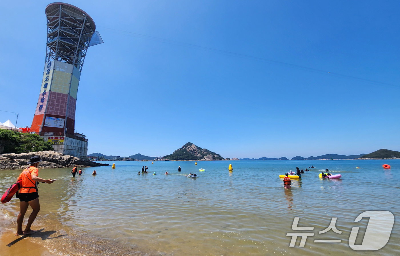 (군산=뉴스1) 유경석 기자 = 무더운 날씨를 보인 16일 전북 군산시 선유도해수욕장을 찾은 피서객들이 물놀이를 하며 더위를 식히고 있다. 2025.8.16/뉴스1