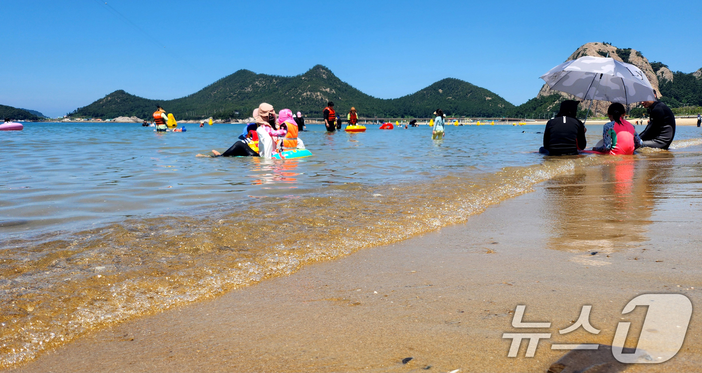(군산=뉴스1) 유경석 기자 = 무더운 날씨를 보인 16일 전북 군산시 선유도해수욕장을 찾은 피서객들이 물놀이를 하며 더위를 식히고 있다. 2025.8.16/뉴스1