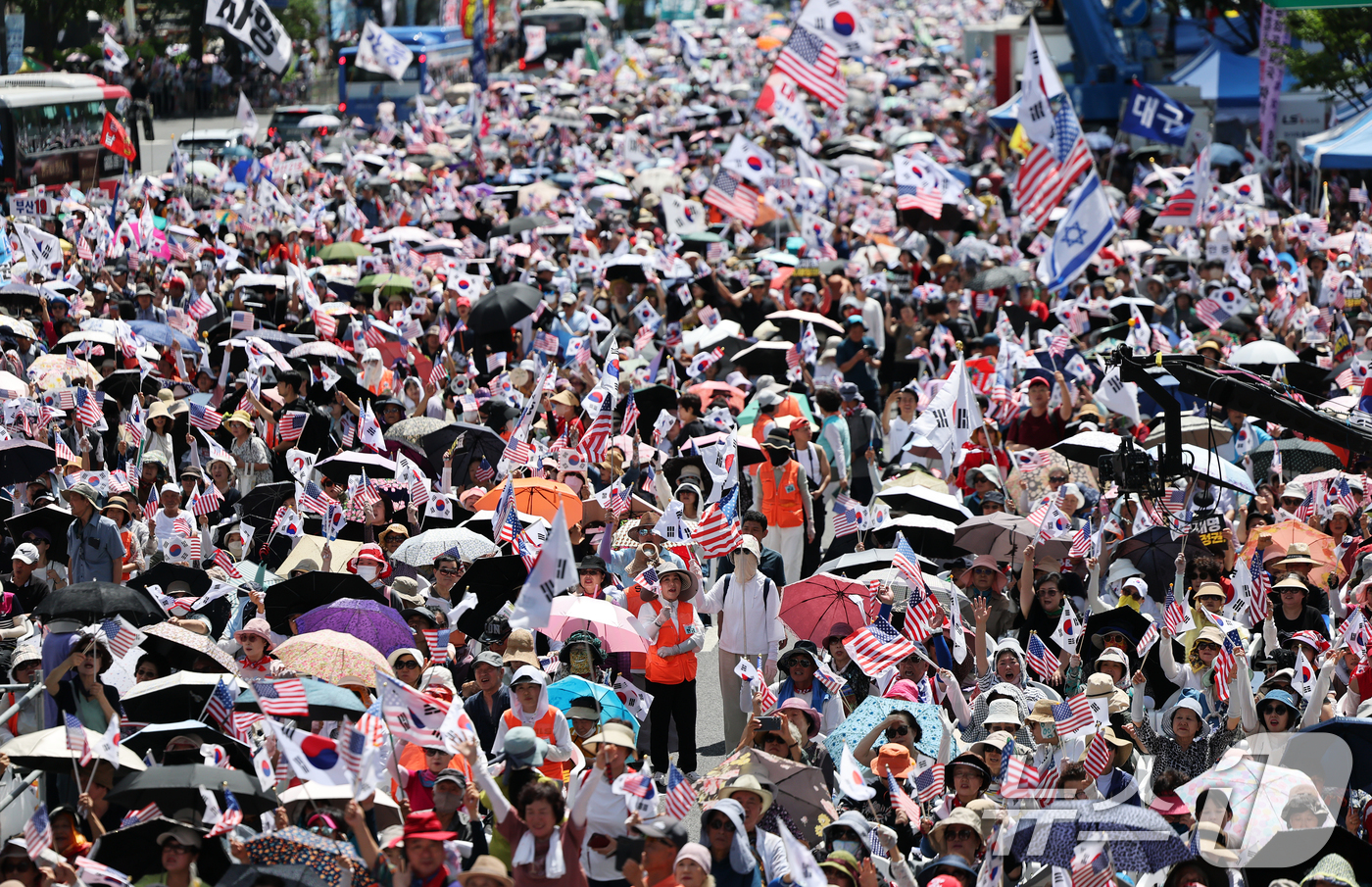 (서울=뉴스1) 오대일 기자 = 광복절 연휴 둘째 날인 16일 오후 서울 종로구 세종대로 일대에서 열린 대한민국바로세우기국민운동본부 주최 '광복 80주년 8.15 국가정상화를 위한 …
