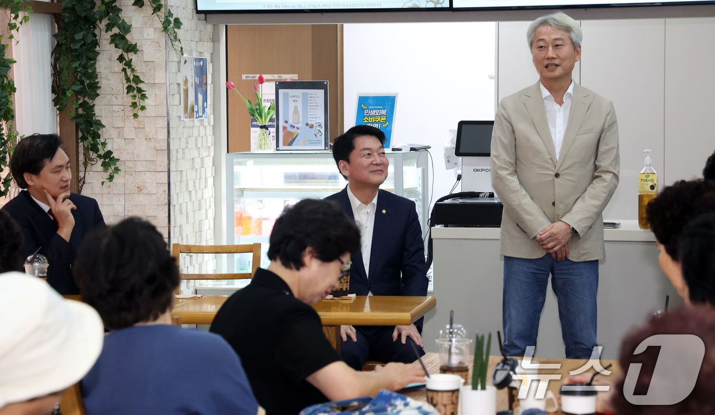 (서울=뉴스1) 김명섭 기자 = 김근식 국민의힘 8·22 전당대회 최고위원 후보가 16일 서울 성북구 정릉동 벧엘교회에서 열린 성북구(갑) 당원협의회 당원 간담회에서 발언을 하고 …