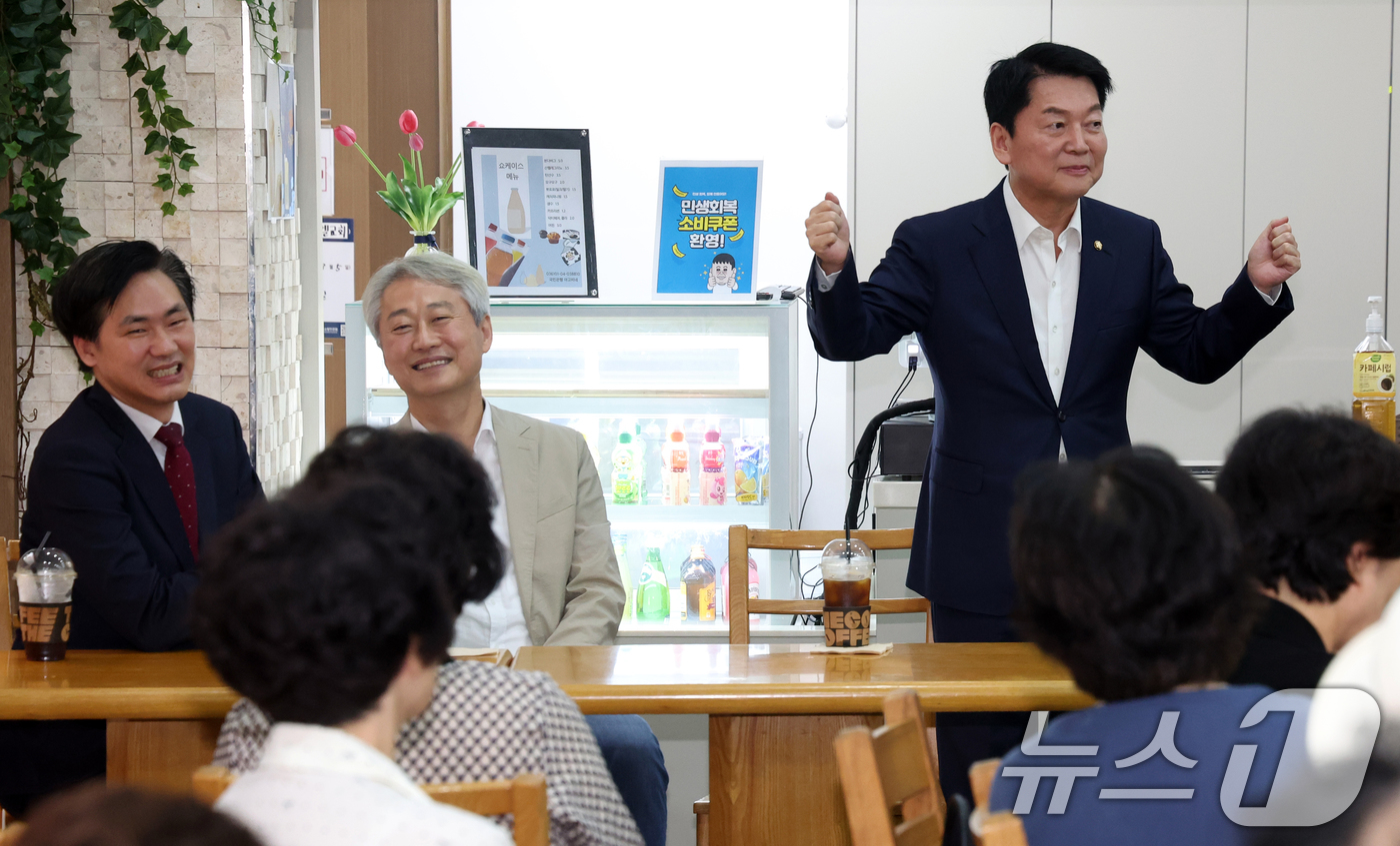 (서울=뉴스1) 김명섭 기자 = 안철수 국민의힘 8·22 전당대회 당대표 후보가 16일 서울 성북구 정릉동 벧엘교회에서 열린 성북구(갑) 당원협의회 당원 간담회에서 발언을 하고 있 …