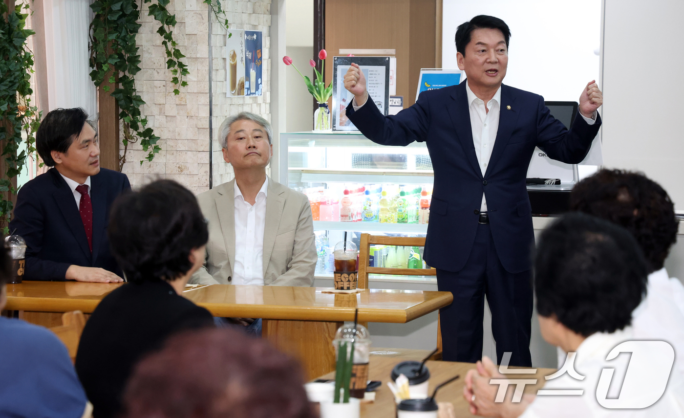 (서울=뉴스1) 김명섭 기자 = 안철수 국민의힘 8·22 전당대회 당대표 후보가 16일 서울 성북구 정릉동 벧엘교회에서 열린 성북구(갑) 당원협의회 당원 간담회에서 발언을 하고 있 …