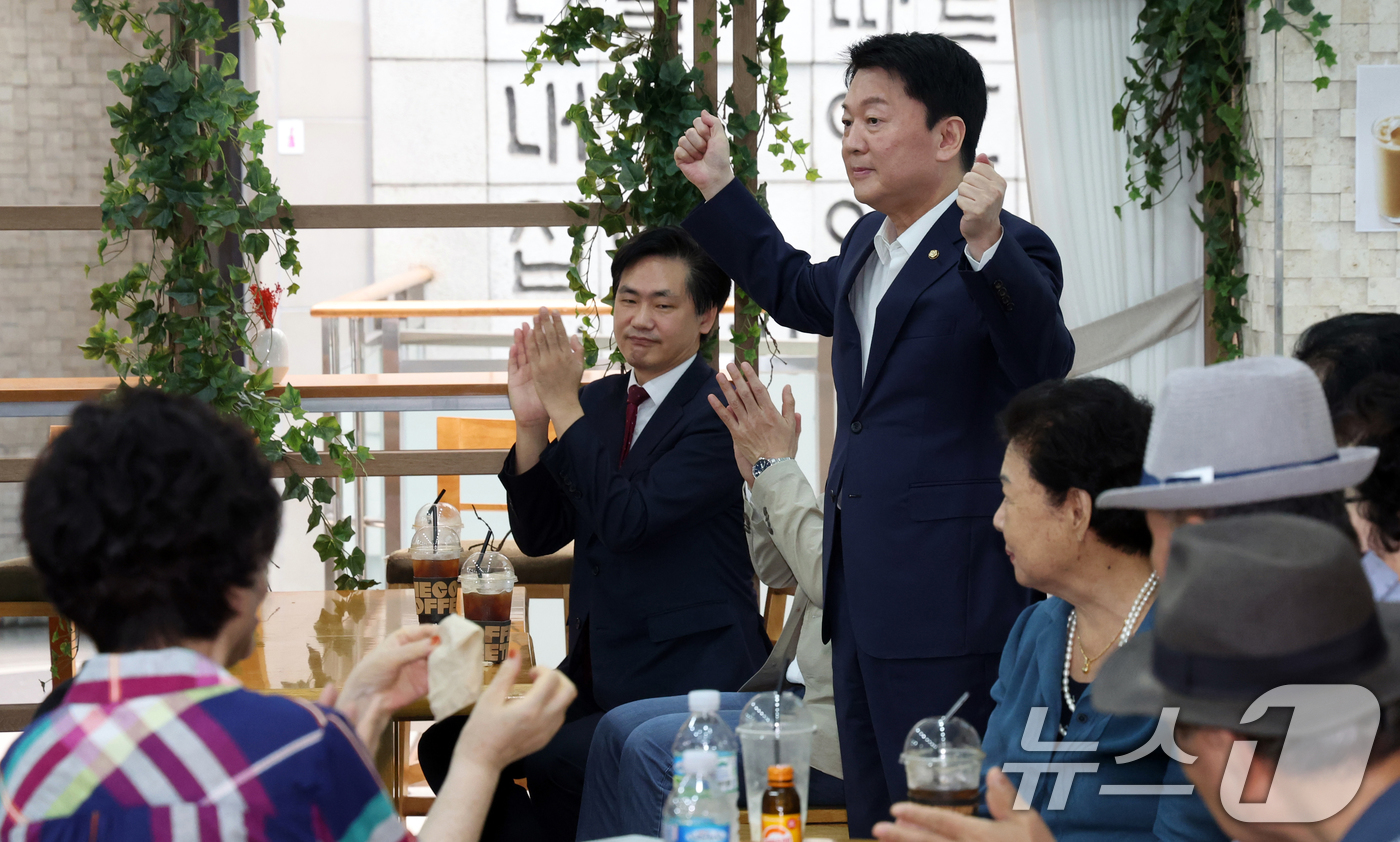 (서울=뉴스1) 김명섭 기자 = 안철수 국민의힘 8·22 전당대회 당대표 후보가 16일 서울 성북구 정릉동 벧엘교회에서 열린 성북구(갑) 당원협의회 당원 간담회에서 발언을 하고 있 …