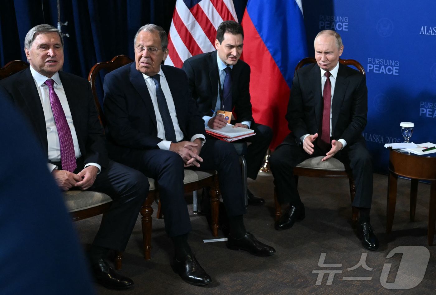 (앵커리지 AFP=뉴스1) 강민경 기자 = 왼쪽부터 유리 우샤코프 러시아 크렘린궁 외교정책보좌관, 세르게이 라브로프 러시아 외무장관, 맨 오른쪽은 블라디미르 푸틴 러시아 대통령. …