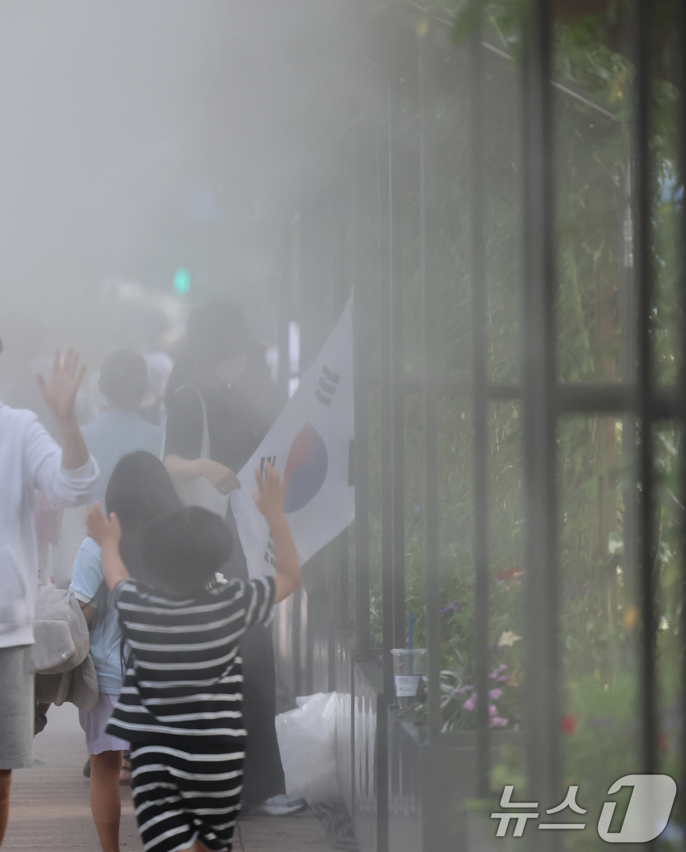 (서울=뉴스1) 오대일 기자 = 광복절 연휴 둘째 날인 16일 전국 대부분 지역에 폭염특보가 발효된 가운데 서울 중구 서울광장에서 어린이들이 쿨링포그를 지나며 더위를 식히고 있다. …