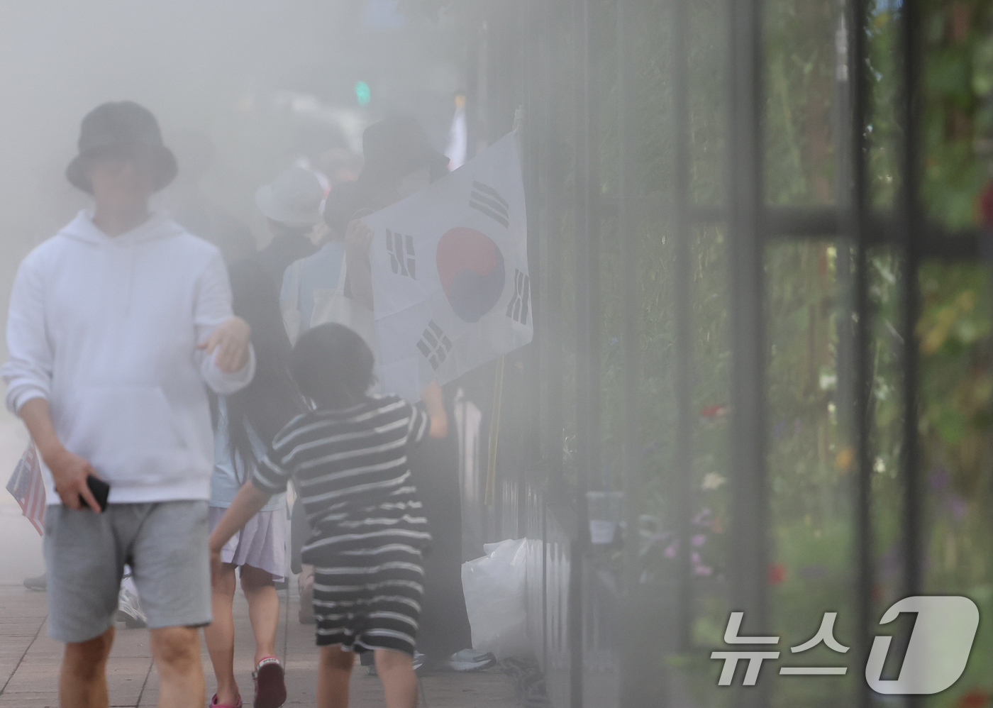 (서울=뉴스1) 오대일 기자 = 광복절 연휴 둘째 날인 16일 전국 대부분 지역에 폭염특보가 발효된 가운데 서울 중구 서울광장에서 어린이들이 쿨링포그를 지나며 더위를 식히고 있다. …