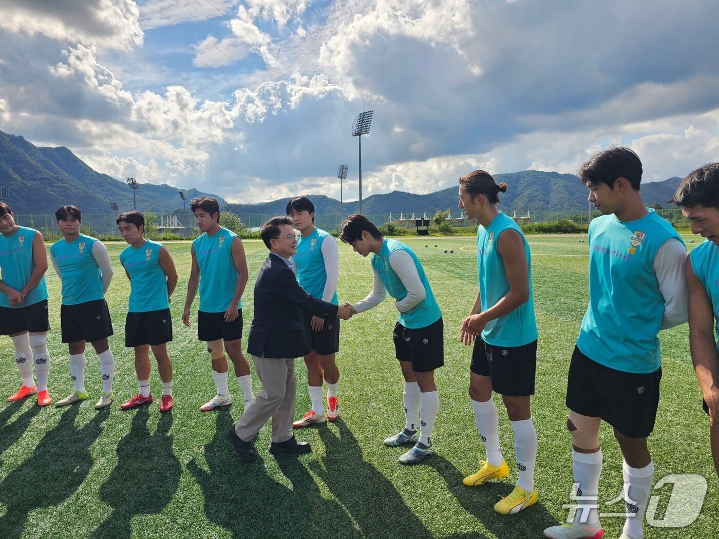 본문 이미지 - 육동한 춘천시장이 16일 춘천시민축구단 훈련장을 찾아 선수단과 구단 관계자들을 격려하고 있다.(춘천시 제공, 재판매 및 DB금지)