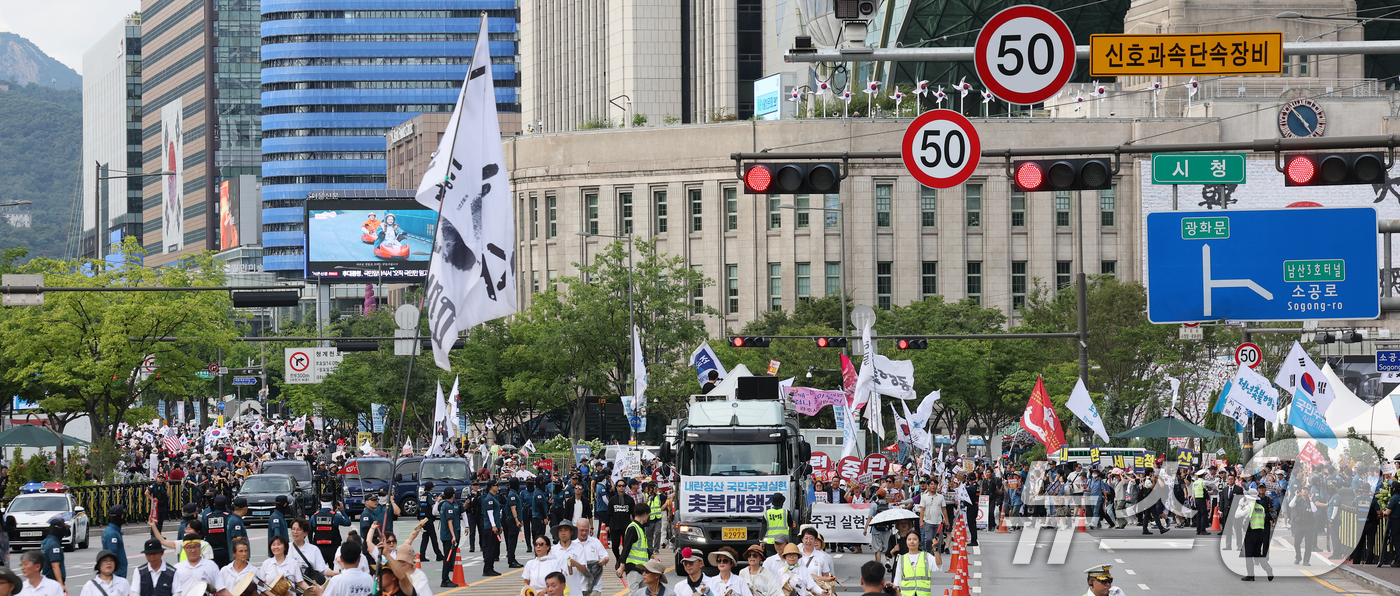 (서울=뉴스1) 오대일 기자 = 광복절 연휴 둘째 날인 16일 진보와 보수 단체들이 각각 도심 한복판에서 태극기를 앞세워 광복 80주년을 기념하는 대규모 집회를 벌였다.진보 성향 …