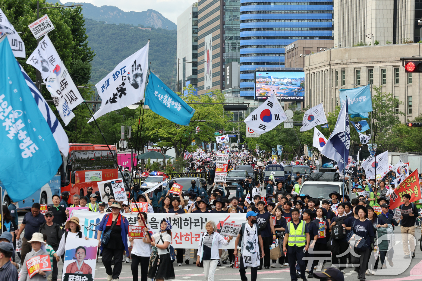 (서울=뉴스1) 오대일 기자 = 광복절 연휴 둘째 날인 16일 진보와 보수 단체들이 각각 도심 한복판에서 태극기를 앞세워 광복 80주년을 기념하는 대규모 집회를 벌였다.진보 성향 …