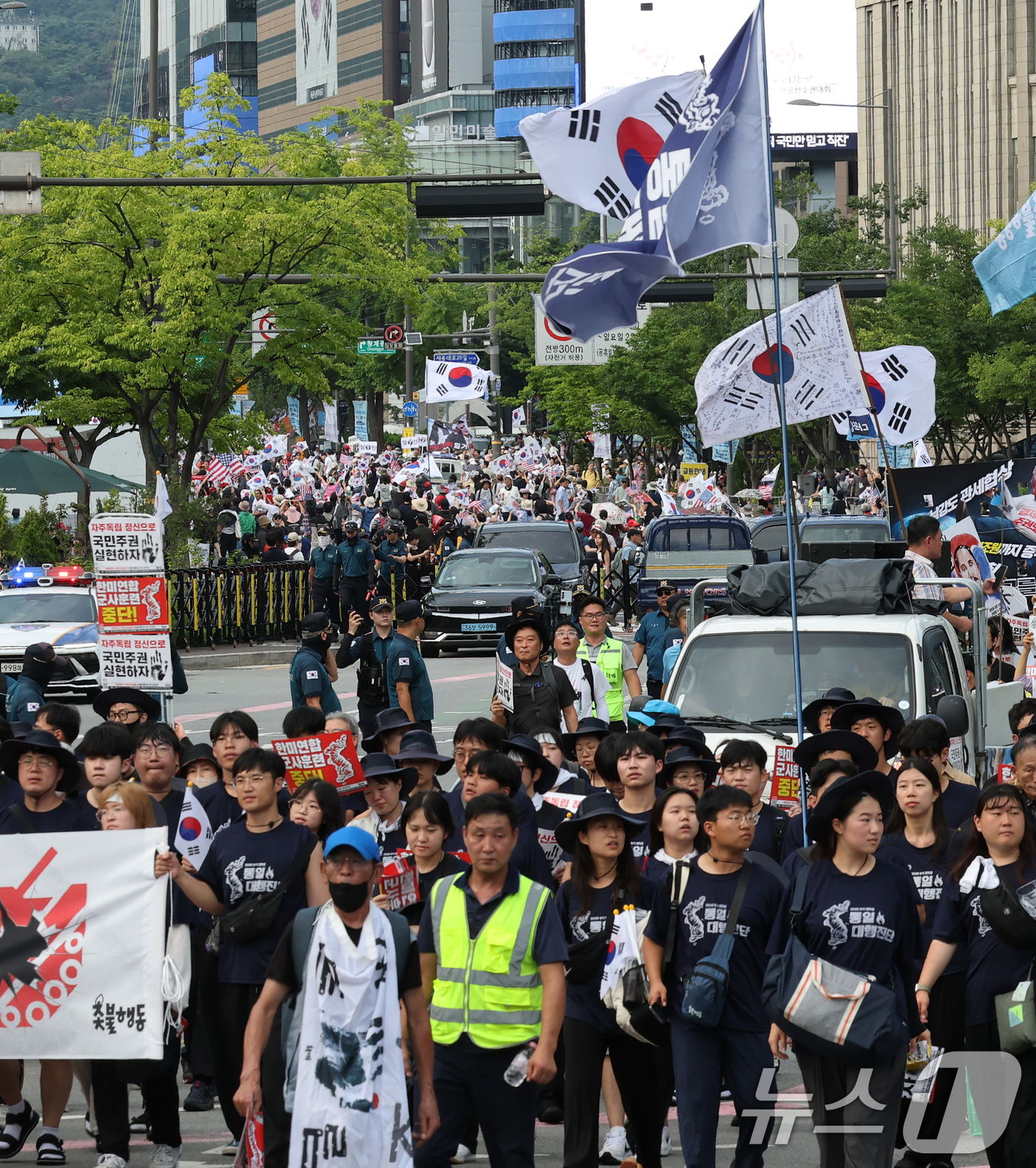 (서울=뉴스1) 오대일 기자 = 광복절 연휴 둘째 날인 16일 진보와 보수 단체들이 각각 도심 한복판에서 태극기를 앞세워 광복 80주년을 기념하는 대규모 집회를 벌였다.진보 성향 …