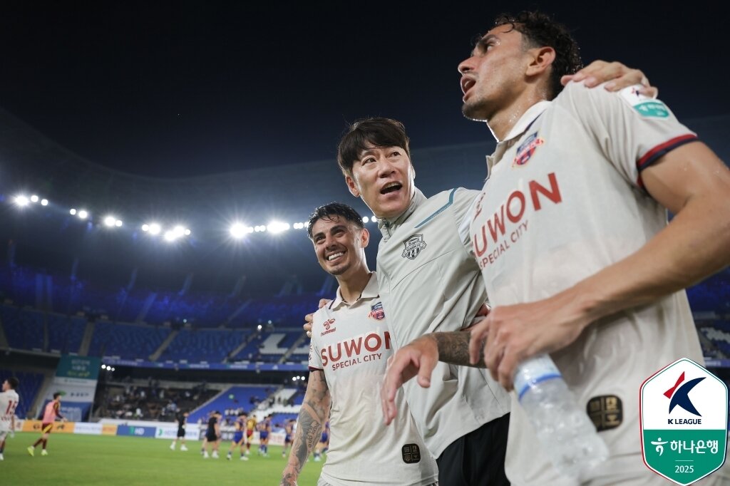 본문 이미지 - 수원FC 김은중 감독&#40;가운데&#41;과 윌리안&#40;왼쪽&#41; &#40;한국프로축구연맹 제공&#41;