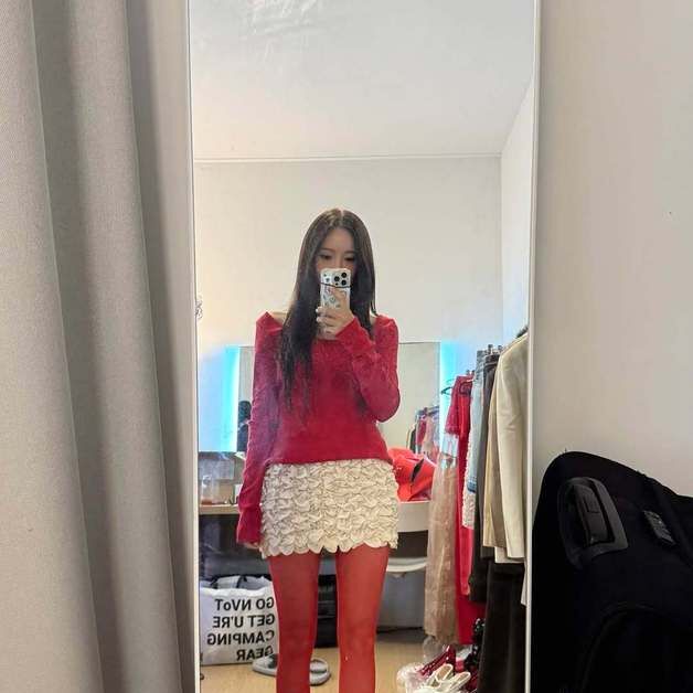 효민, 강렬한 레드스타킹 패션…쭉 뻗은 각선미 [N샷]