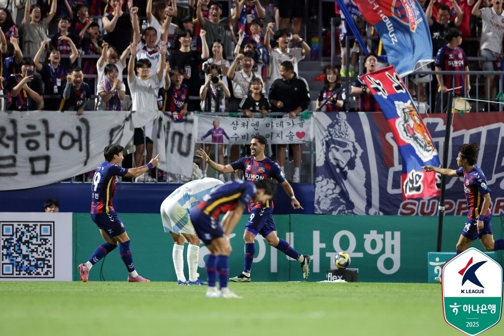 본문 이미지 - 수원FC 싸박이 득점 후 기뻐하고 있다. &#40;한국프로축구연맹 제공&#41;