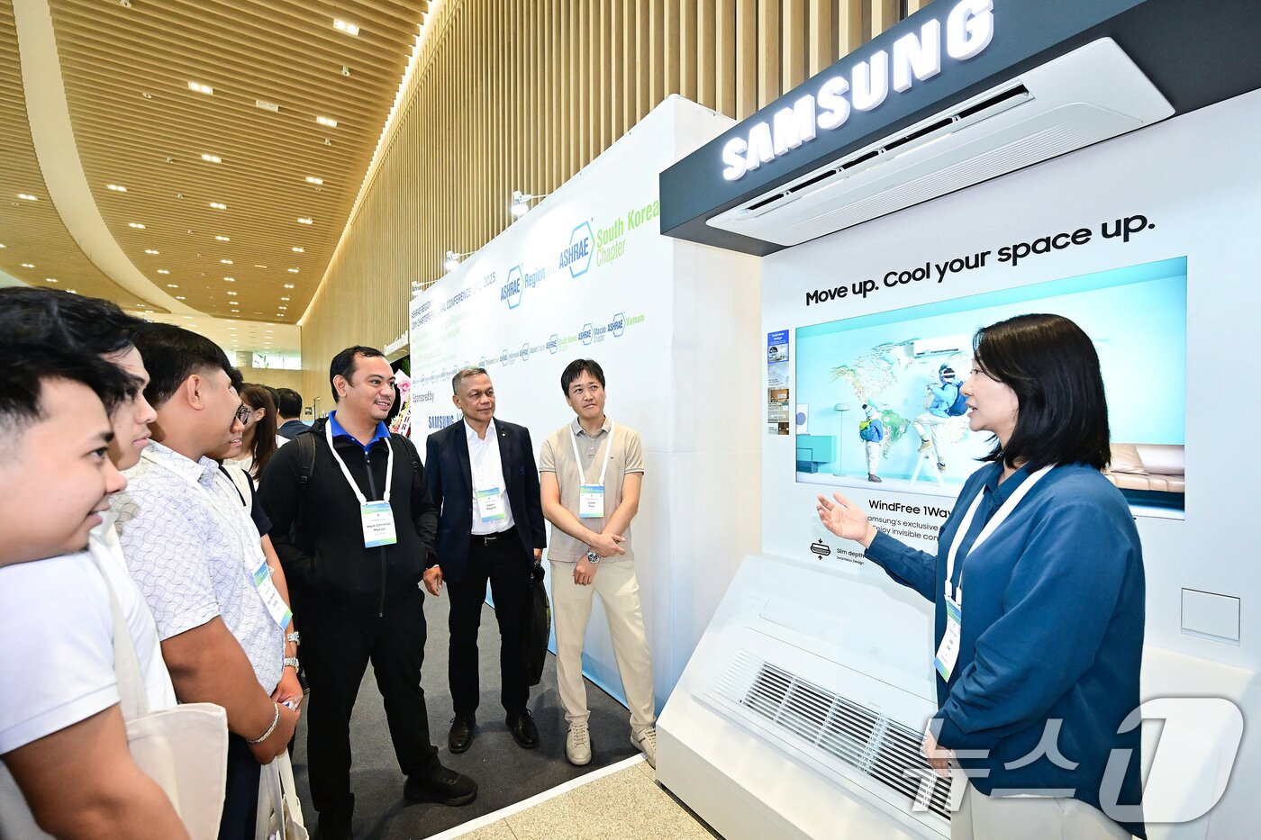 본문 이미지 - 삼성전자가 지난 15일과 16일 양일간 수원컨벤션센터에서 열린 아시아 공조 콘퍼런스(ASHRAE Region XIII Chapters Regional Conference 2025)에서 가정용 '1Way 카세트 시스템에어컨'과 고효율 시스템에어컨 'DVM' 제품 등을 전시했다. (삼성전자 제공. 재판매 및 DB 금지) 2025.8.17/뉴스1