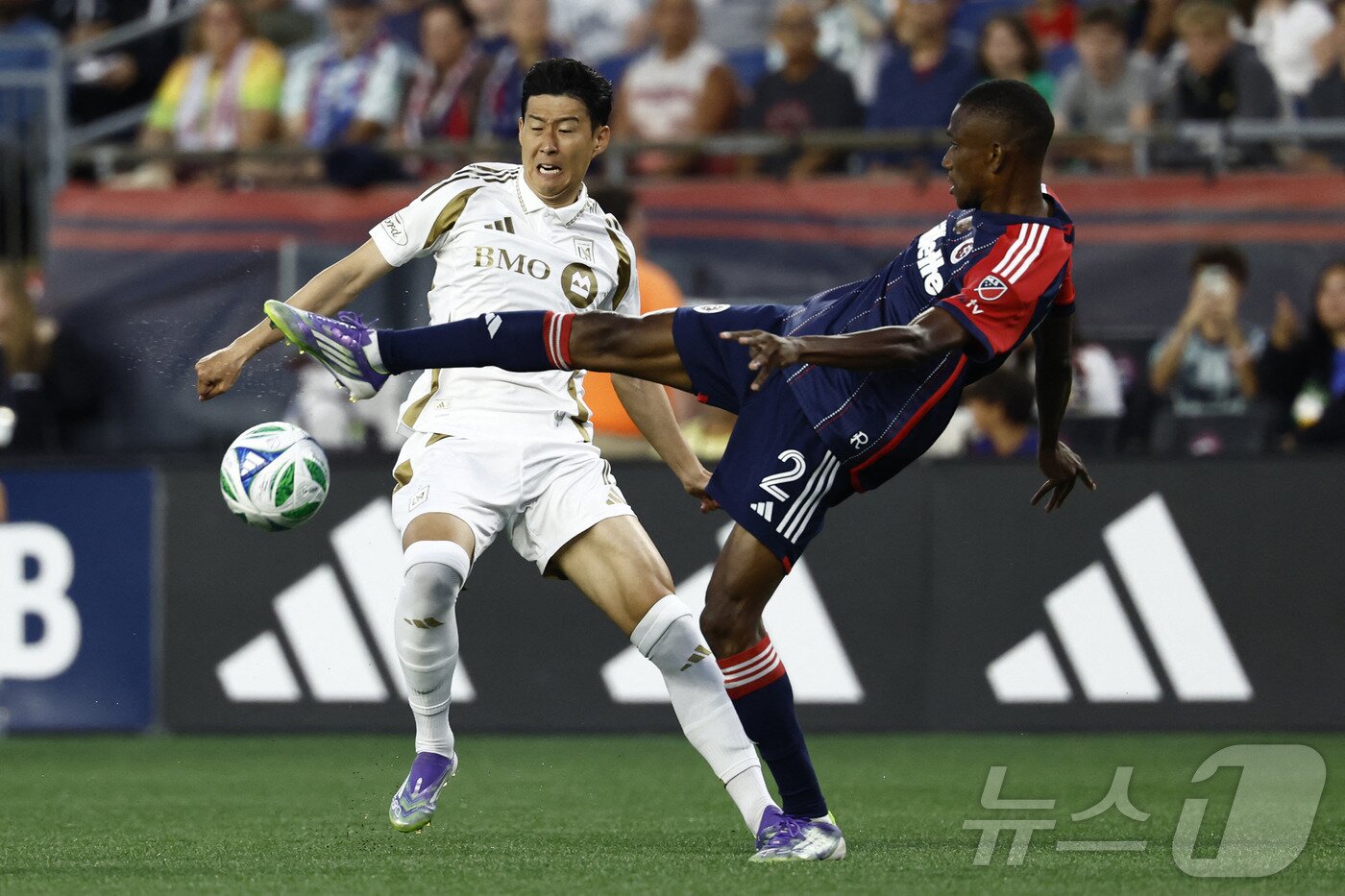 본문 이미지 - 미국메이저리그사커&#40;MLS&#41; LA FC의 공격수 손흥민이 17일&#40;이하 한국시간&#41; 미국 매사추세츠 폭스버러의 질레트 스타디움에서 열린 2025 MLS 28라운드 뉴잉글랜드 원정 경기에서 마마두 포파나와 볼다툼을 벌이고 있다.  ⓒ AFP=뉴스1