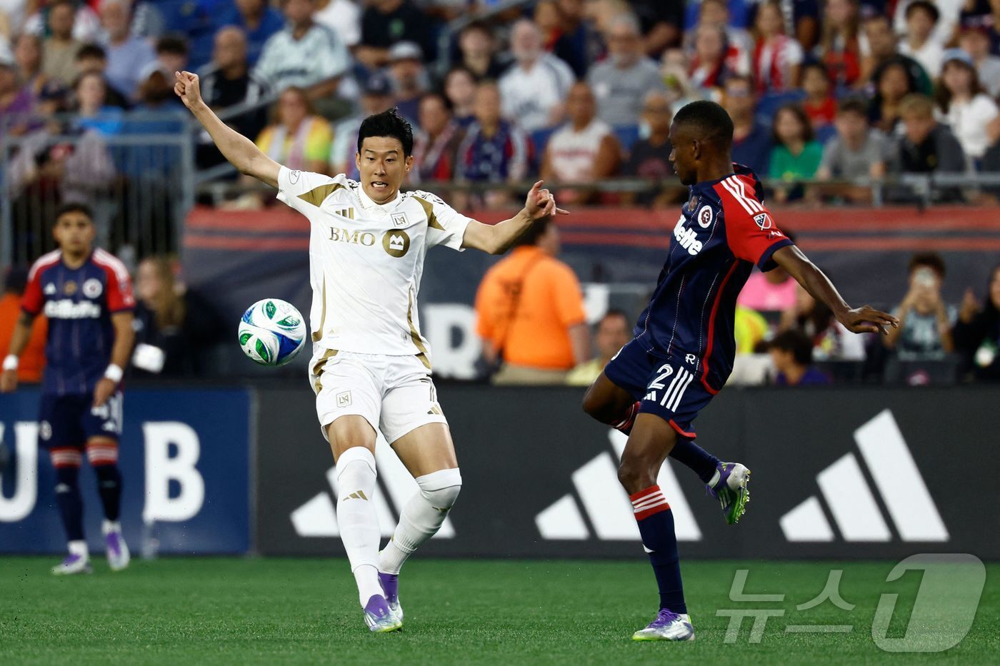 본문 이미지 - 미국메이저리그사커&#40;MLS&#41; LA FC의 공격수 손흥민이 17일&#40;이하 한국시간&#41; 미국 매사추세츠 폭스버러의 질레트 스타디움에서 열린 2025 MLS 28라운드 뉴잉글랜드 원정 경기에서 마마두 포파나와 볼다툼을 벌이고 있다. 손흥민은 이날 4-3-3 포메이션의 최전방 공격수로 선발 출전했다. ⓒ AFP=뉴스1