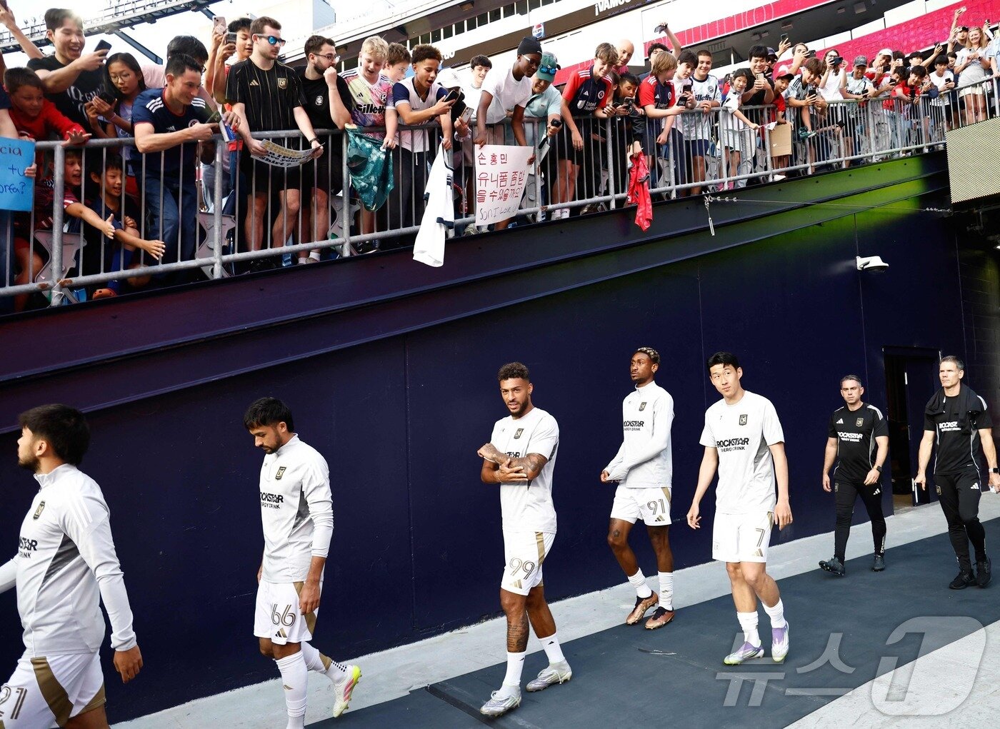 본문 이미지 - 미국메이저리그사커&#40;MLS&#41; LA FC의 공격수 손흥민이 17일&#40;이하 한국시간&#41; 미국 매사추세츠 폭스버러의 질레트 스타디움에서 열린 2025 MLS 28라운드 뉴잉글랜드 원정 경기에 앞서 워밍업을 위해 피치로 나서고 있다.   ⓒ AFP=뉴스1