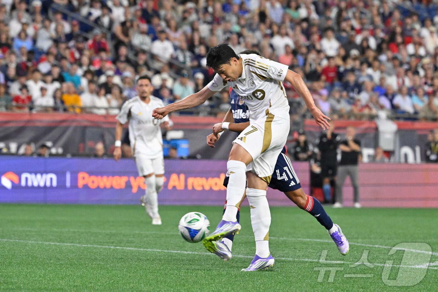 본문 이미지 - 미국메이저리그사커&#40;MLS&#41; LA FC의 공격수 손흥민이 17일&#40;이하 한국시간&#41; 미국 매사추세츠 폭스버러의 질레트 스타디움에서 열린 2025 MLS 28라운드 뉴잉글랜드 원정 경기 전반 슛을 시도하고 있다. 손흥민은 이날 4-3-3 포메이션의 최전방 공격수로 선발 출전했다. ⓒ 로이터=뉴스1