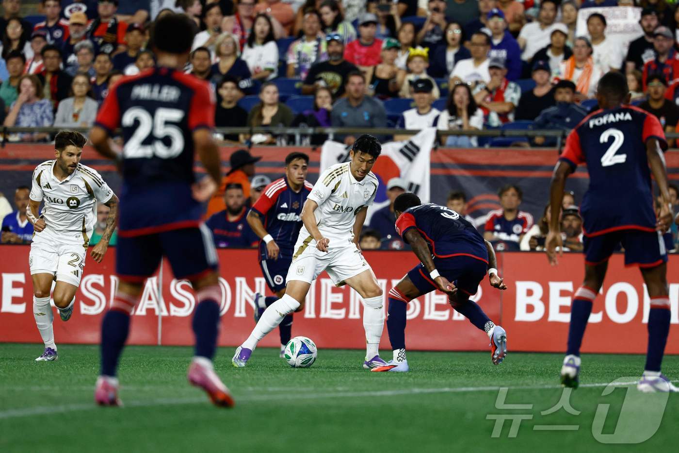 본문 이미지 - 미국메이저리그사커&#40;MLS&#41; LA FC의 공격수 손흥민이 17일&#40;이하 한국시간&#41; 미국 매사추세츠 폭스버러의 질레트 스타디움에서 열린 2025 MLS 28라운드 뉴잉글랜드 원정 경기에서 브라얀 세발로스의 압박을 받고 있다.  ⓒ AFP=뉴스1