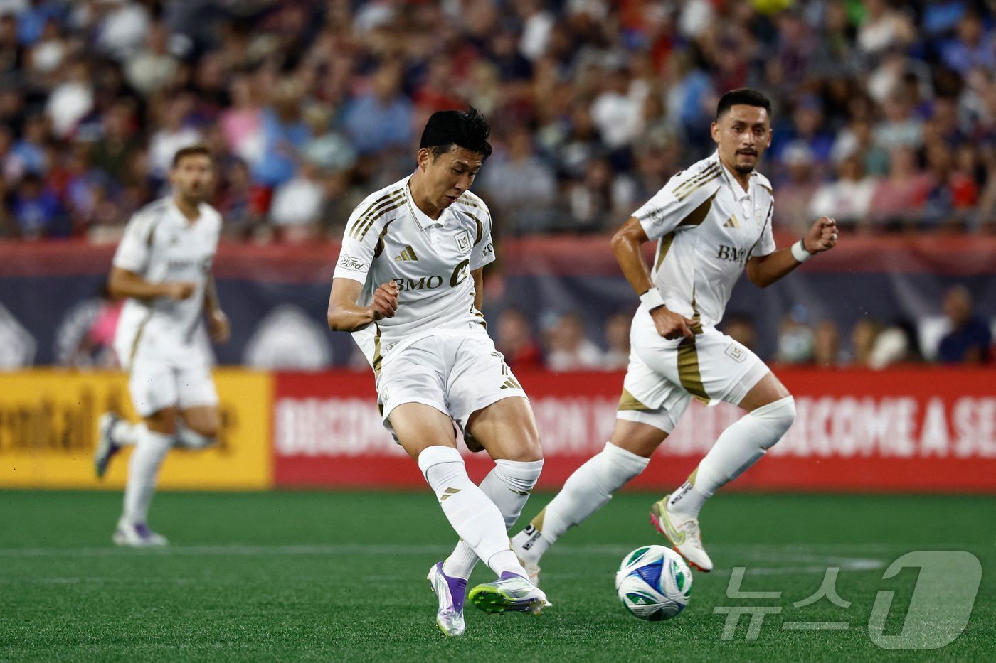 본문 이미지 - 미국메이저리그사커&#40;MLS&#41; LA FC의 공격수 손흥민이 17일&#40;이하 한국시간&#41; 미국 매사추세츠 폭스버러의 질레트 스타디움에서 열린 2025 MLS 28라운드 뉴잉글랜드 원정 경기에서 패스하고 있다.  ⓒ AFP=뉴스1