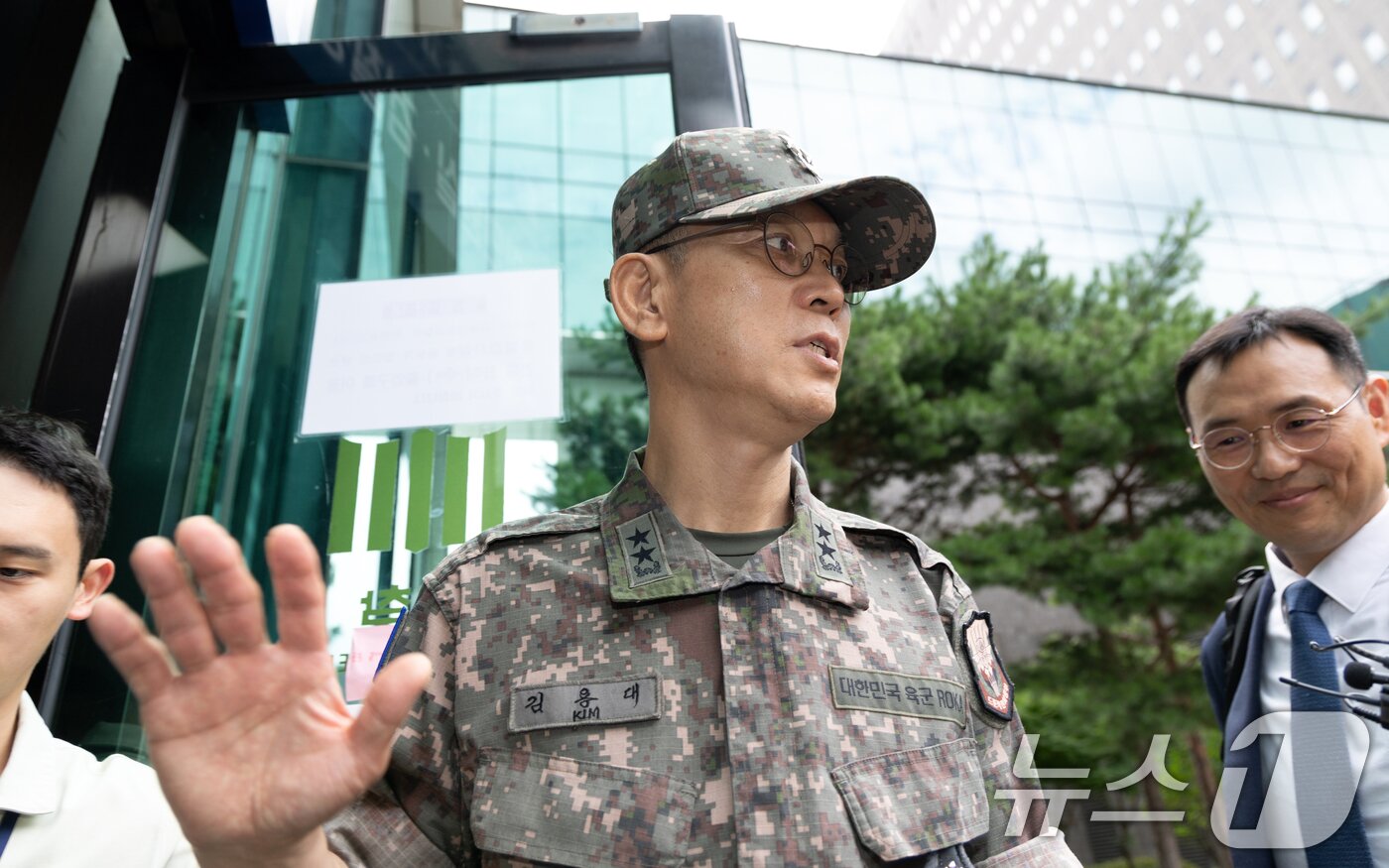 본문 이미지 - 김용대 드론작전사령관이 17일 오전 서울 서초구 서울고등검찰청에 마련된 내란 특검팀&#40;특별검사 조은석&#41; 사무실로 조사를 받기 위해 들어서고 있다. 2025.8.17/뉴스1 ⓒ News1 이승배 기자