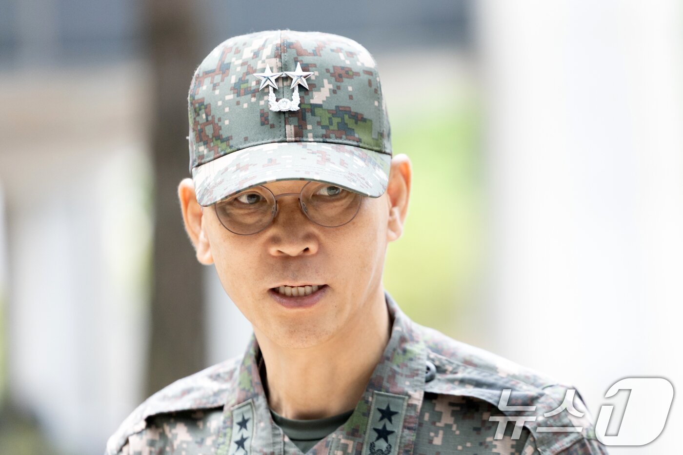 본문 이미지 - 김용대 드론작전사령관이 17일 오전 서울 서초구 서울고등검찰청에 마련된 내란 특검팀&#40;특별검사 조은석&#41; 사무실로 조사를 받기 위해 들어서고 있다. 2025.8.17/뉴스1 ⓒ News1 이승배 기자