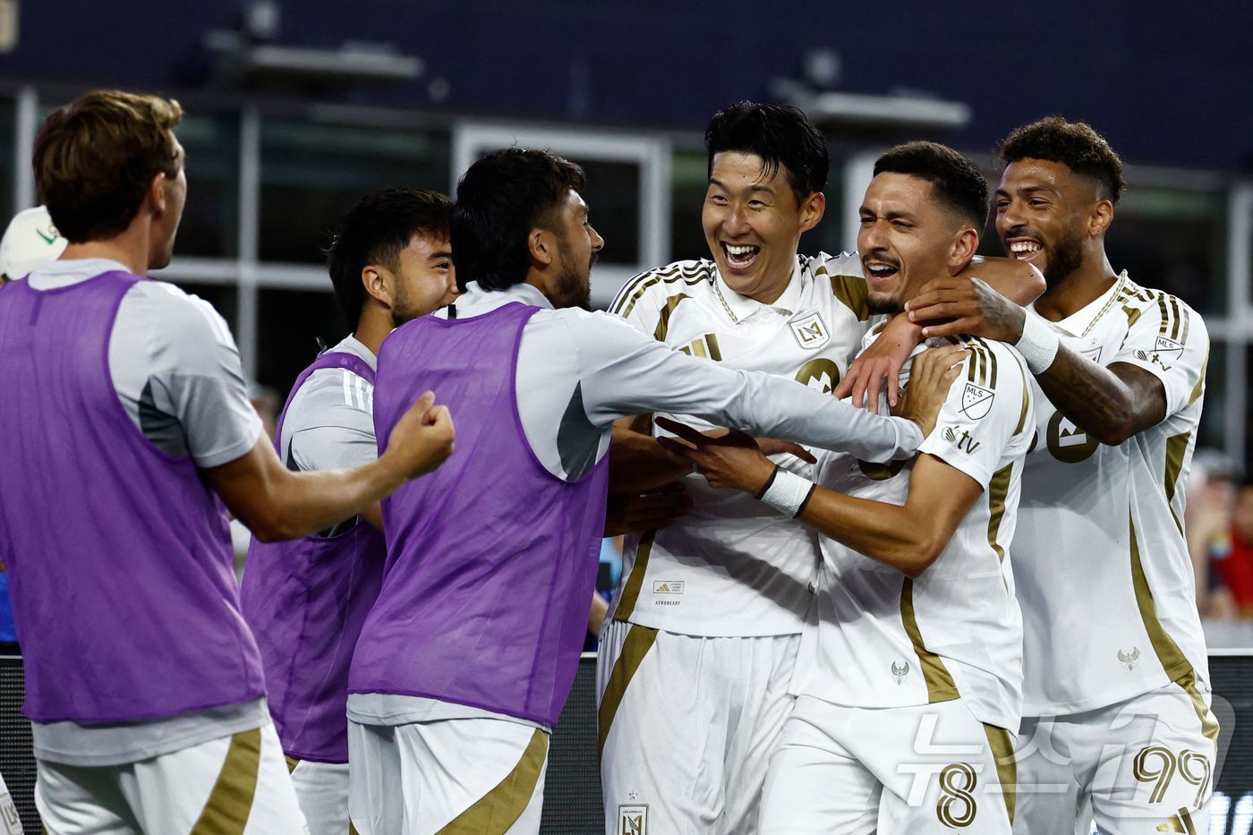 본문 이미지 - 미국메이저리그사커&#40;MLS&#41; LA FC의 공격수 손흥민이 17일&#40;한국시간&#41; 미국 매사추세츠 폭스버러의 질레트 스타디움에서 열린 2025 MLS 28라운드 뉴잉글랜드 원정 경기에서 팀동료들과 함께 선제골을 넣은 마르크 델가도와 기쁨을 나누고 있다.   ⓒ AFP=뉴스1