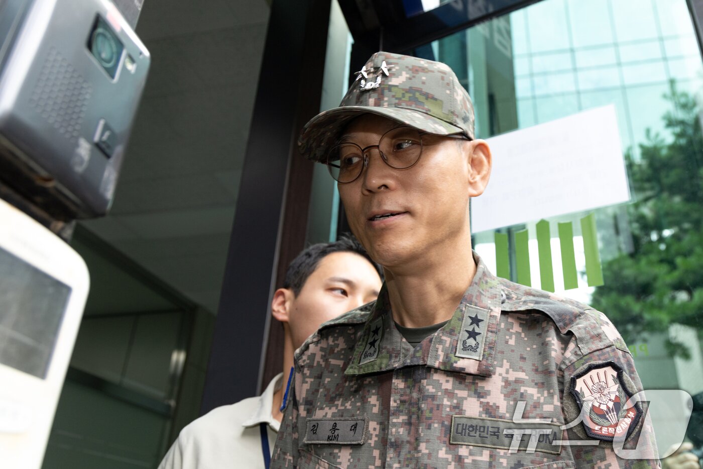 본문 이미지 - 김용대 드론작전사령관이 17일 오전 서울 서초구 서울고등검찰청에 마련된 내란 특검팀&#40;특별검사 조은석&#41; 사무실로 조사를 받기 위해 들어서고 있다. 2025.8.17/뉴스1 ⓒ News1 이승배 기자