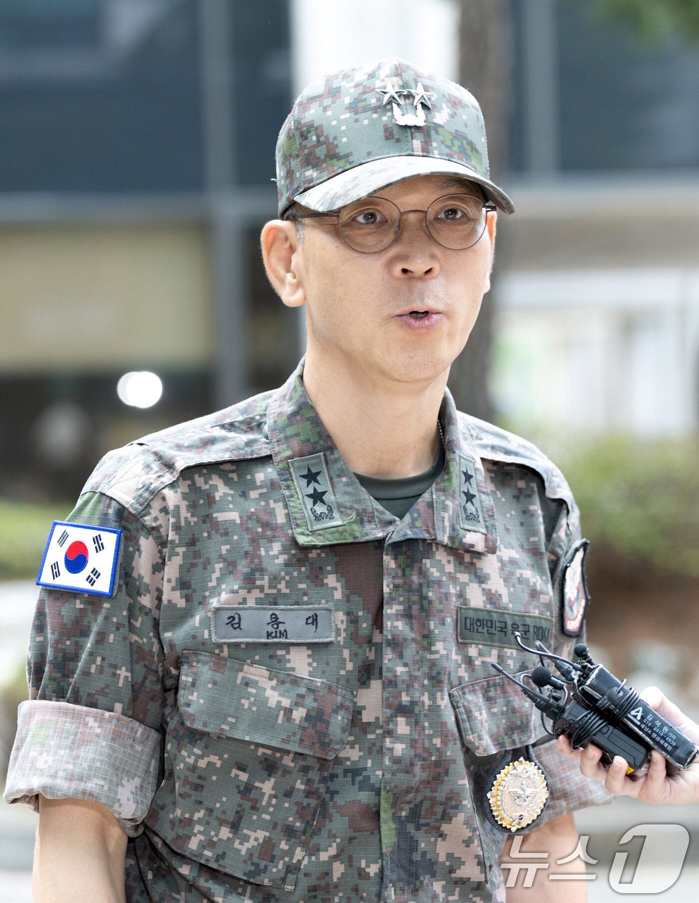 본문 이미지 - 김용대 드론작전사령관이 17일 오전 서울 서초구 서울고등검찰청에 마련된 내란 특검팀&#40;특별검사 조은석&#41; 사무실로 조사를 받기 위해 들어서고 있다. 2025.8.17/뉴스1 ⓒ News1 이승배 기자