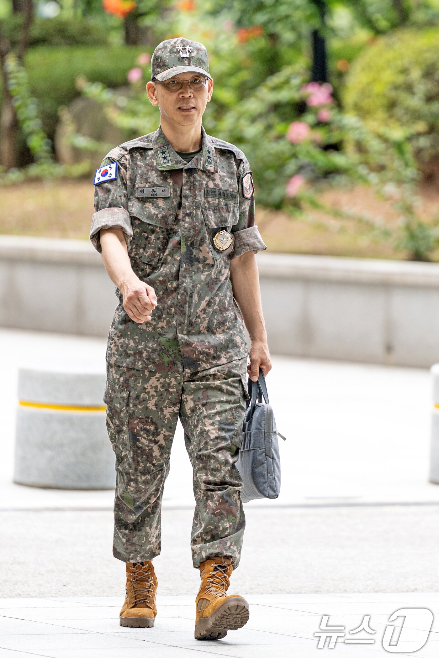 본문 이미지 - 김용대 드론작전사령관이 17일 오전 서울 서초구 서울고등검찰청에 마련된 내란 특검팀&#40;특별검사 조은석&#41; 사무실로 조사를 받기 위해 들어서고 있다. 2025.8.17/뉴스1 ⓒ News1 이승배 기자