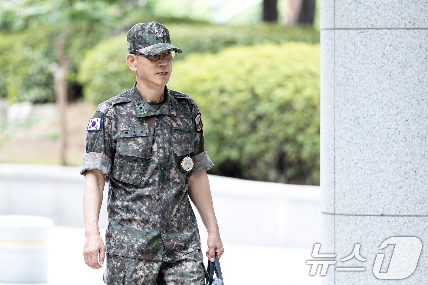 본문 이미지 - 김용대 드론작전사령관이 17일 오전 서울 서초구 서울고등검찰청에 마련된 내란 특검팀&#40;특별검사 조은석&#41; 사무실로 조사를 받기 위해 들어서고 있다. 2025.8.17/뉴스1 ⓒ News1 이승배 기자